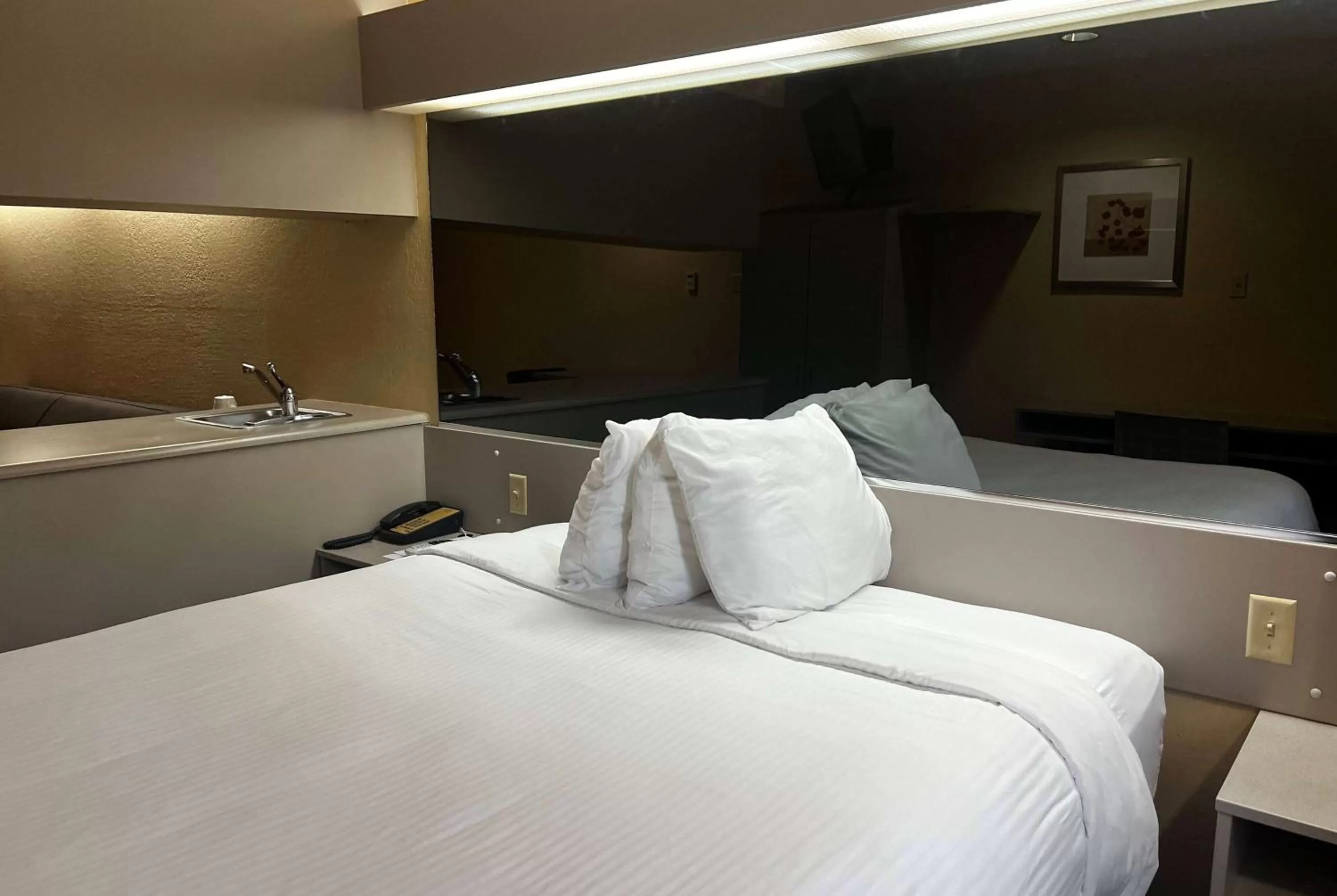Photo of the whole room, Bed in Microtel Inn & Suites by Wyndham Houston/Webster/Nasa/Clearlake
