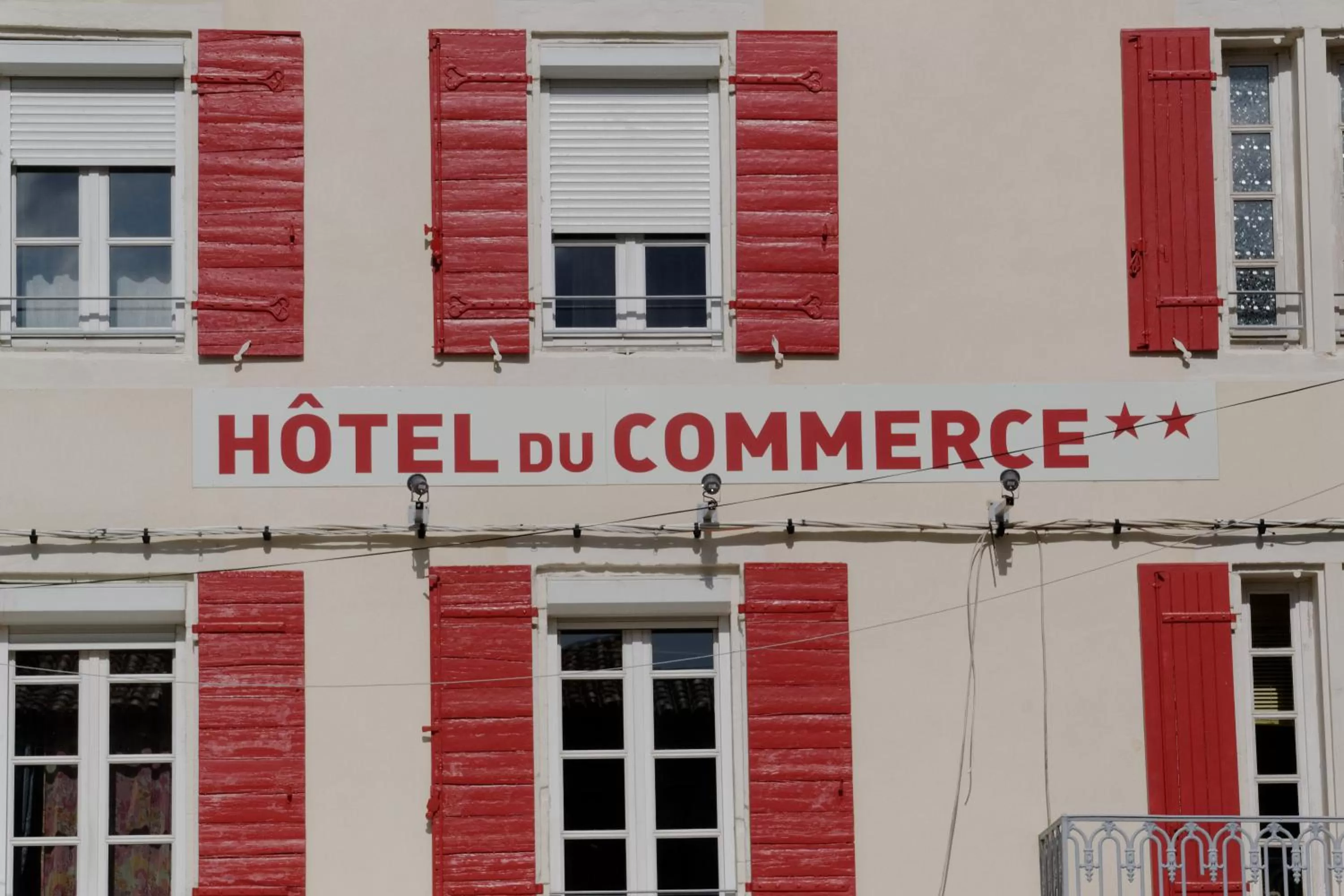 Property building in Hotel Du Commerce