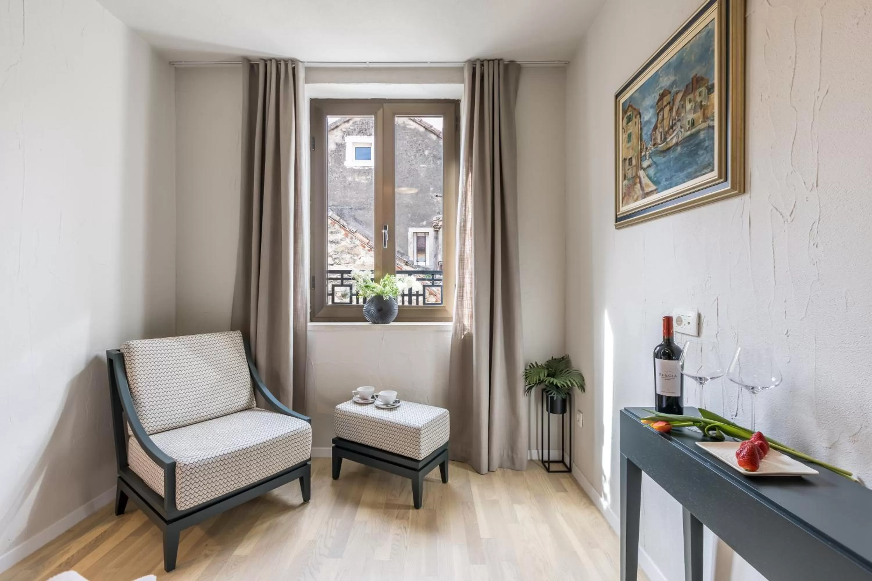 Seating area in Leonis Restaurant & Rooms