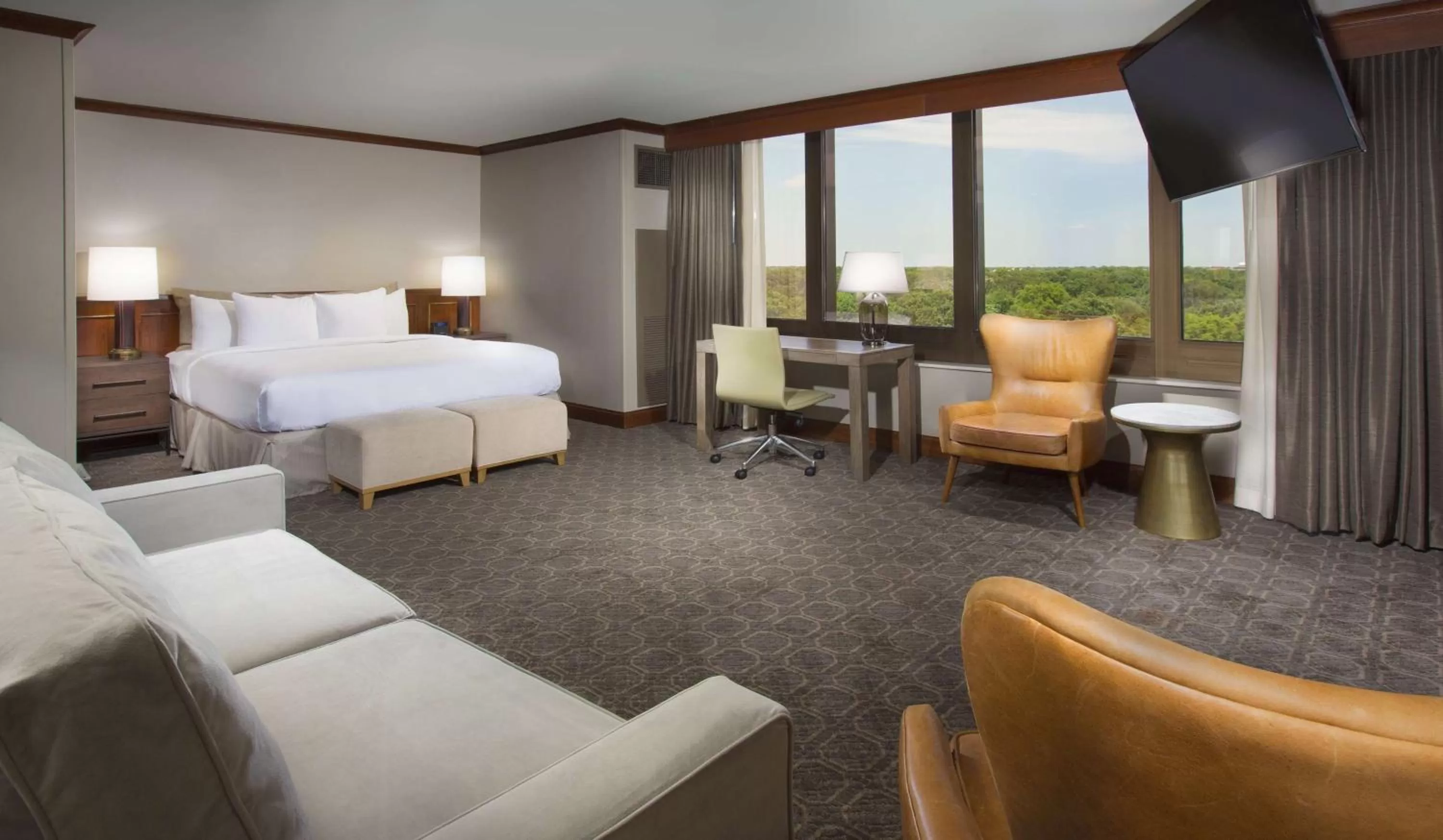 Living room, Bed in DoubleTree by Hilton Chicago - Oak Brook