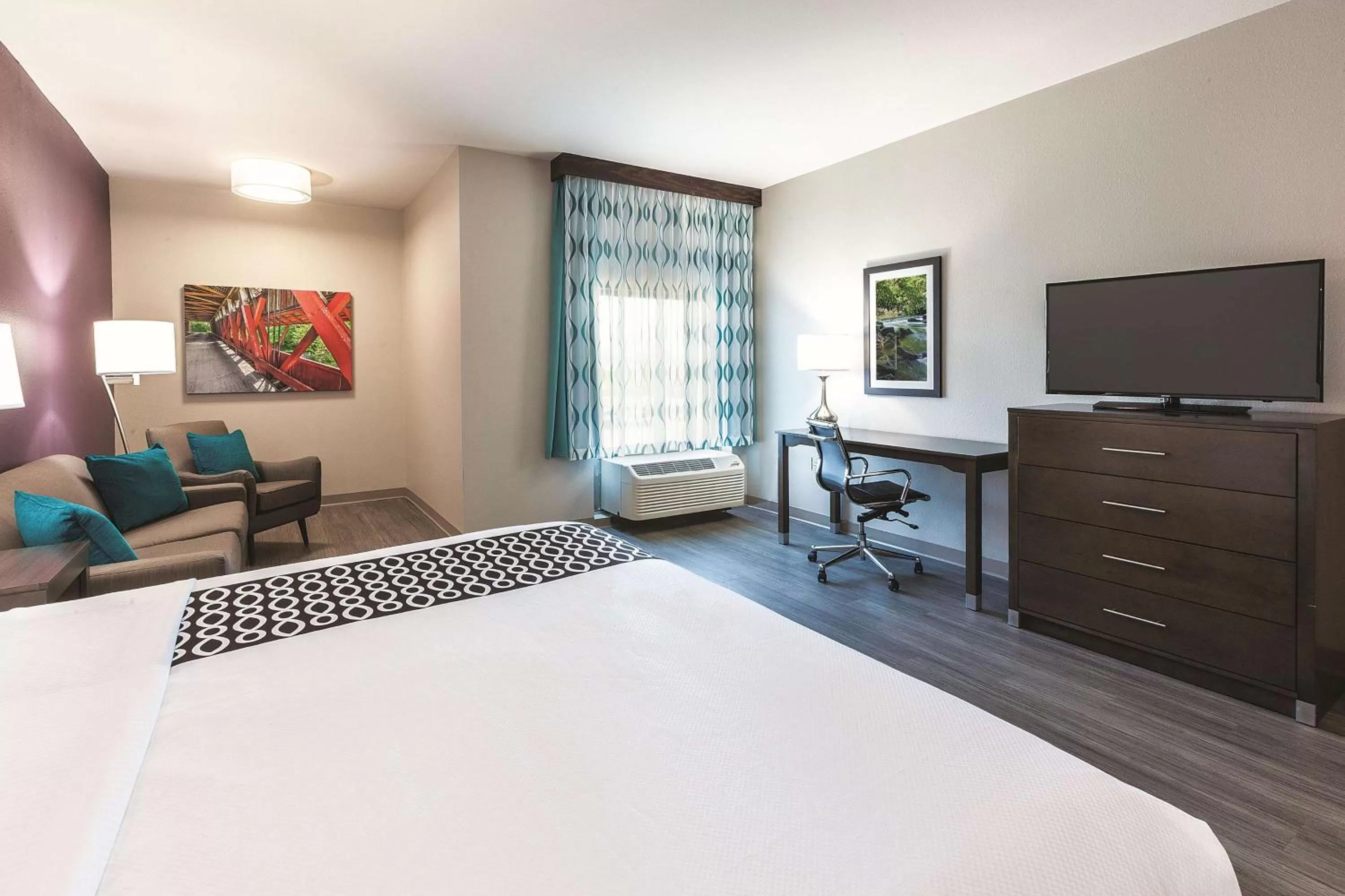 Photo of the whole room, Bed in La Quinta by Wyndham Terre Haute