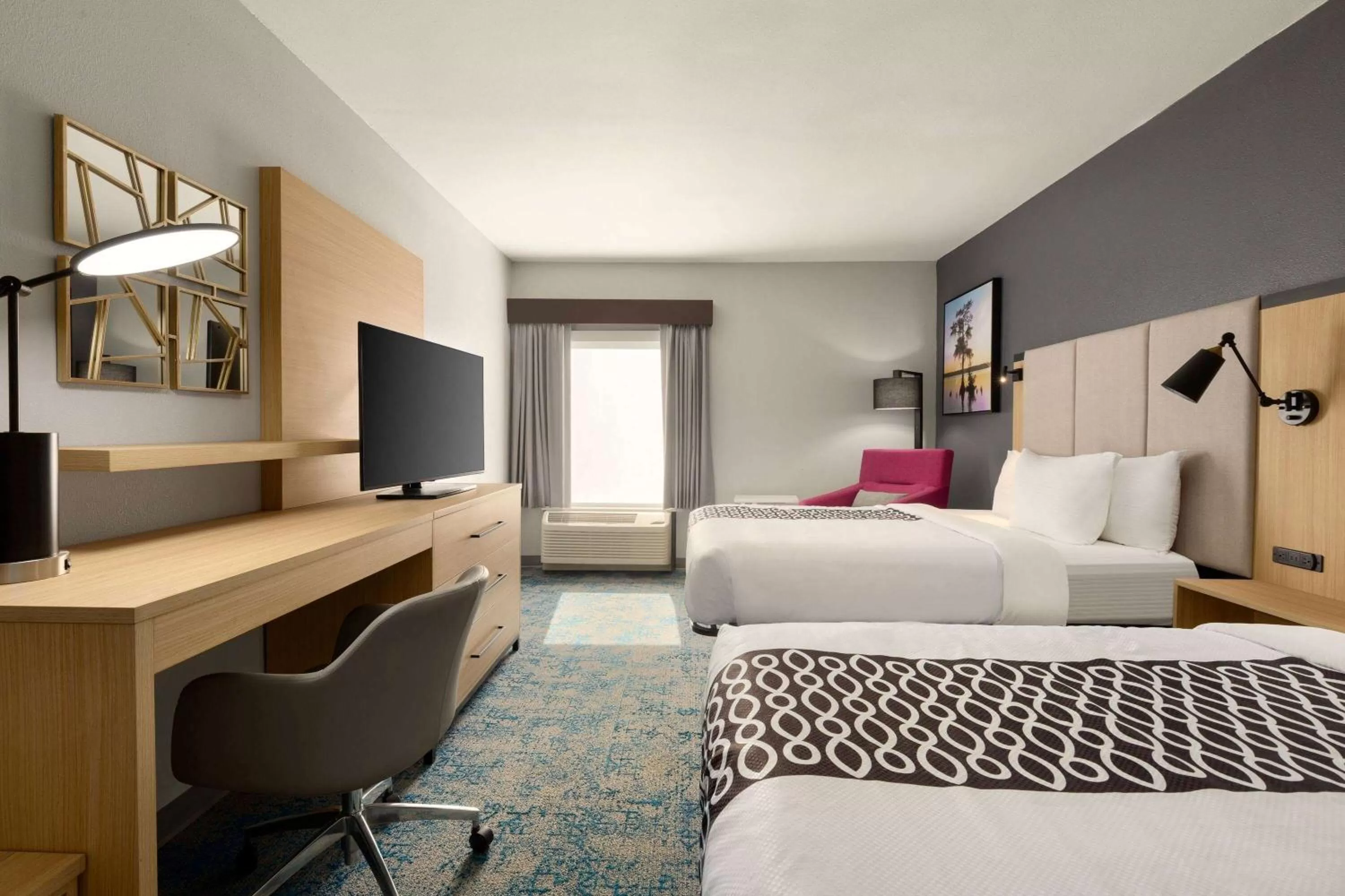 Photo of the whole room, Bed in La Quinta Inn & Suites by Wyndham Selma/Smithfield I-95