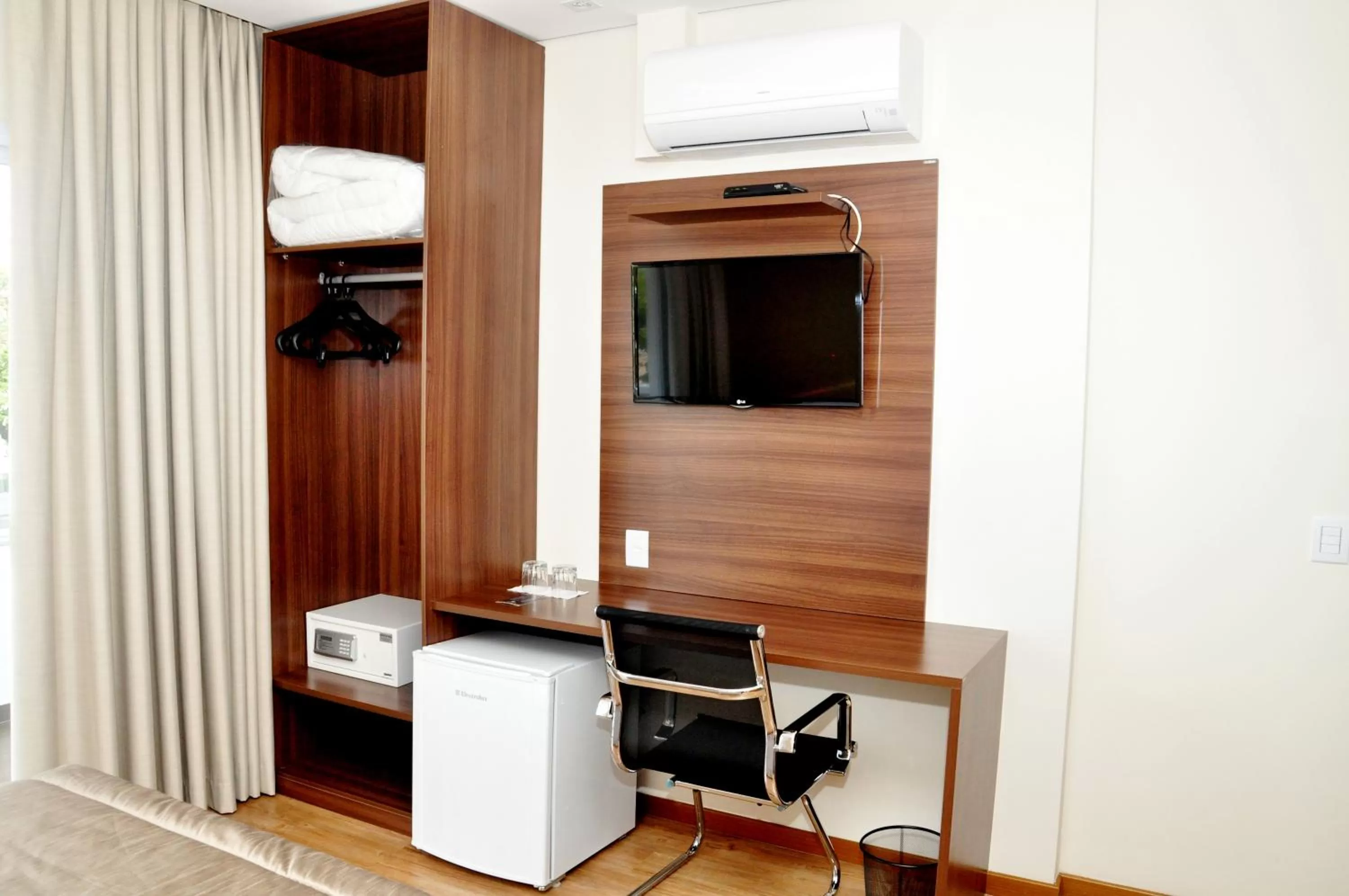 TV and multimedia, TV/Entertainment Center in Hotel Mohave