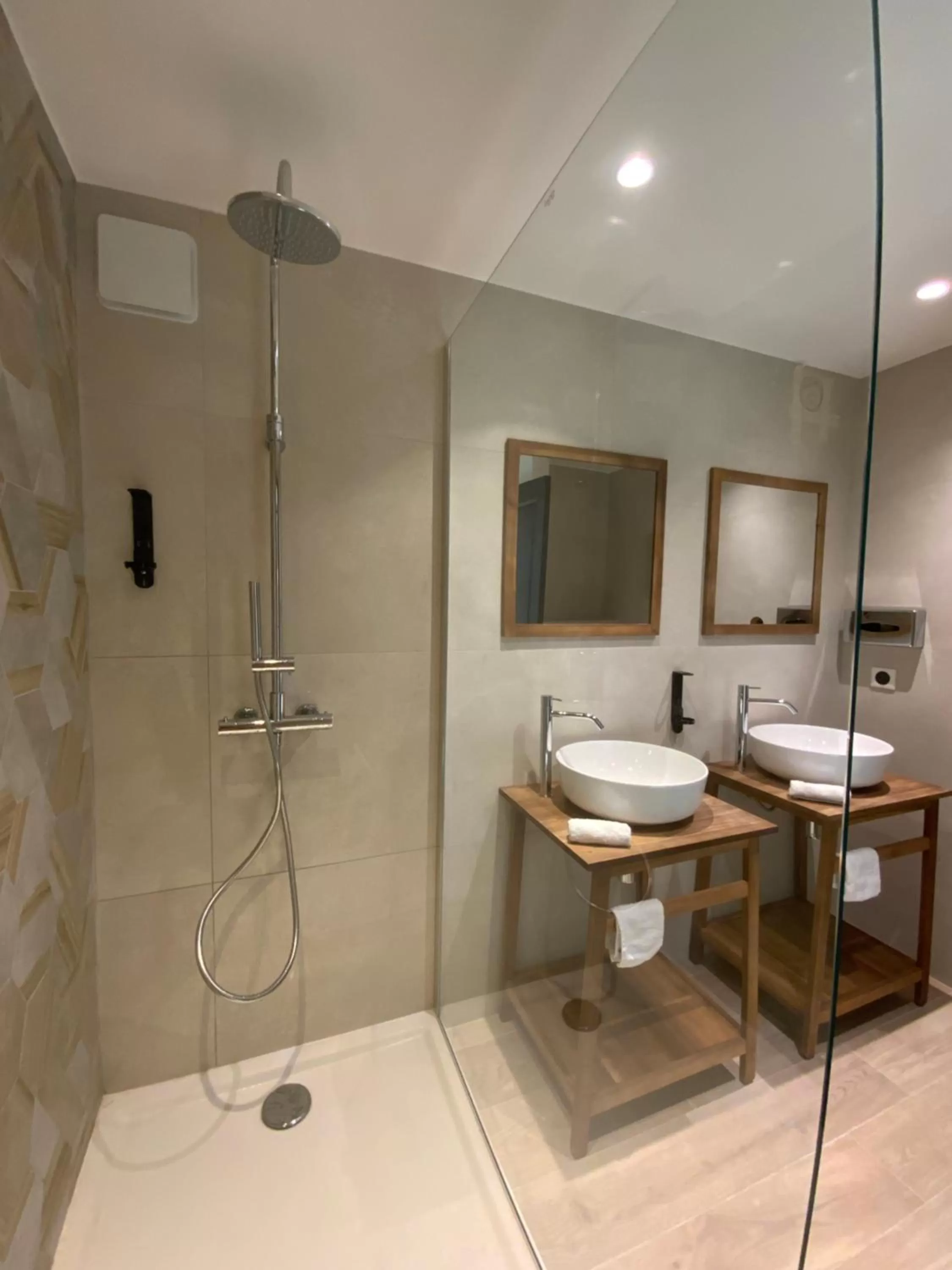 Shower in Hôtel l'Arena