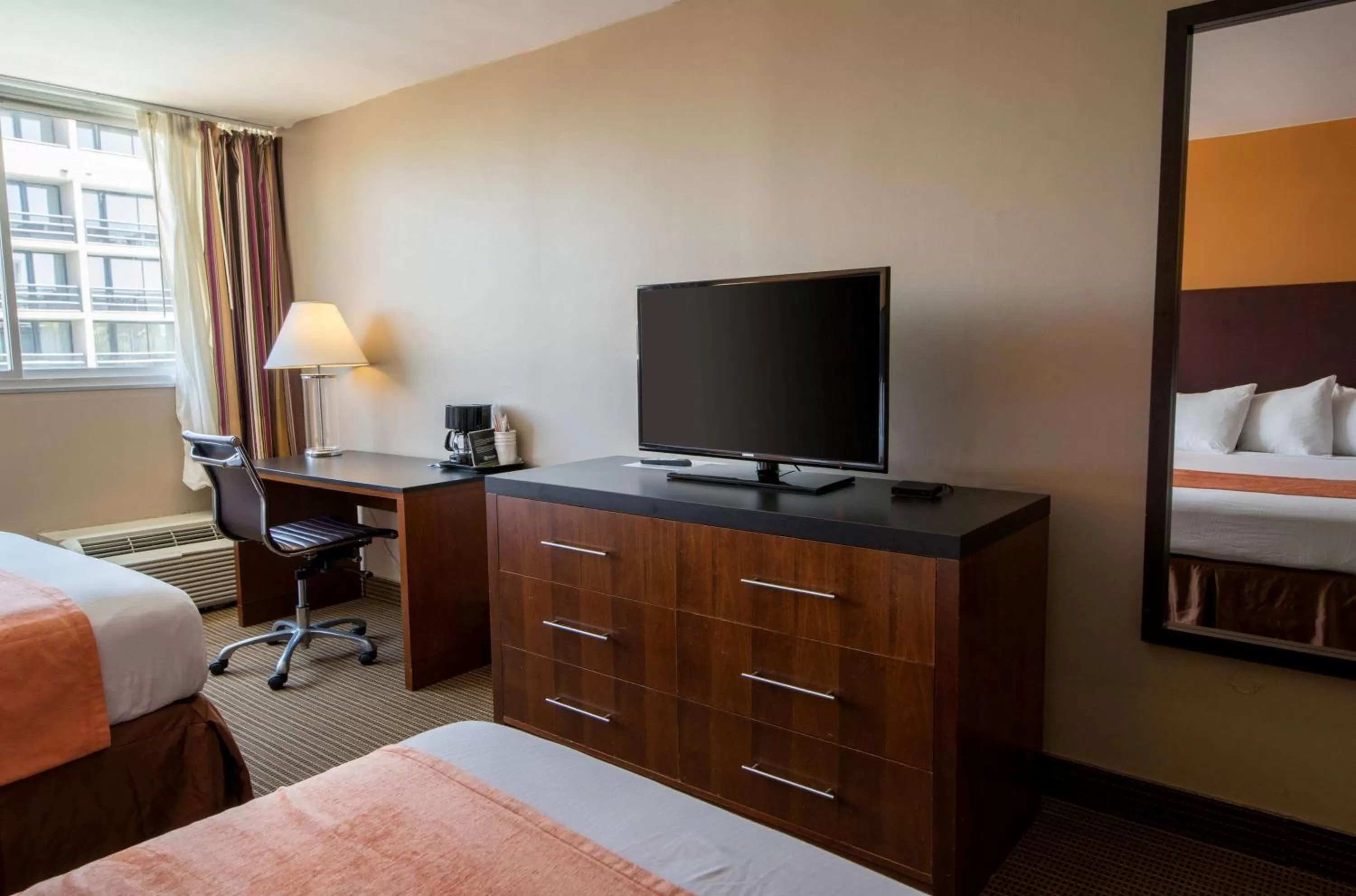 Photo of the whole room, Bed in Howard Johnson by Wyndham Fullerton/Anaheim Conference Cntr