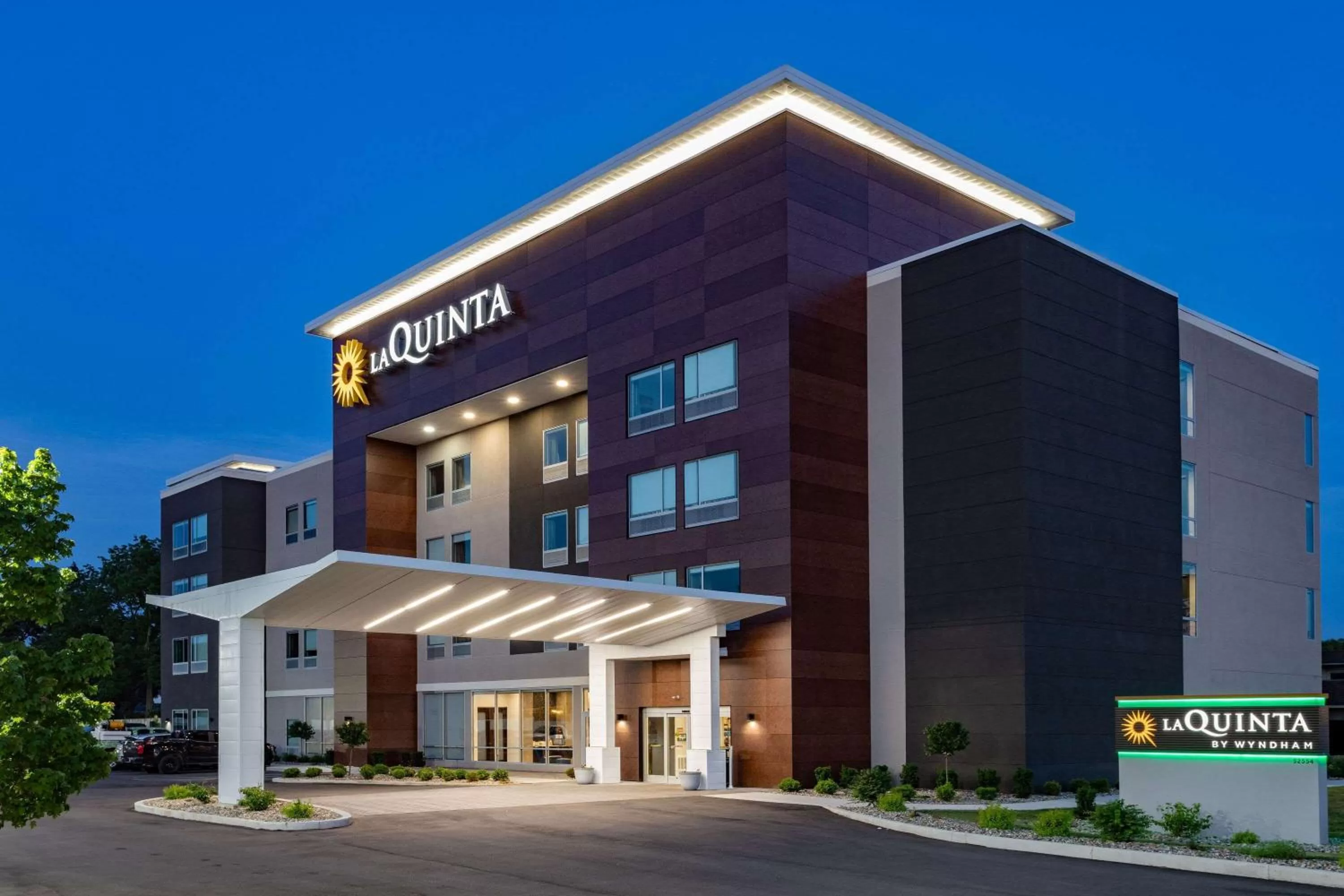 Property building in LaQuinta Suites by Wyndham South Bend Notre Dame Area