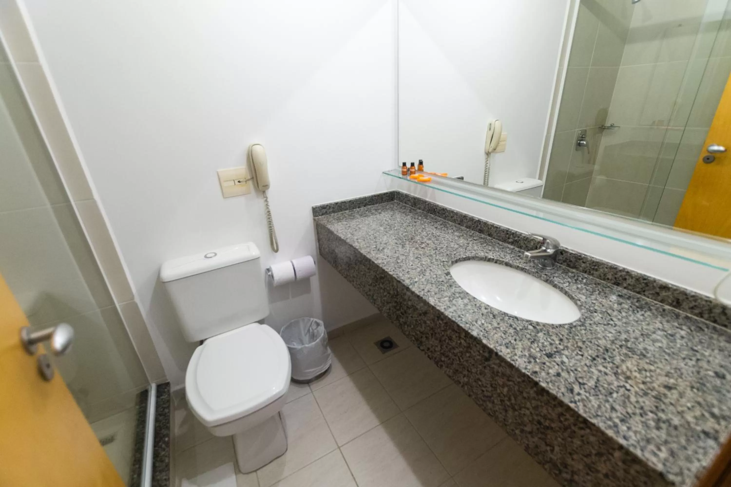 Toilet in Hotel Campo Largo Express