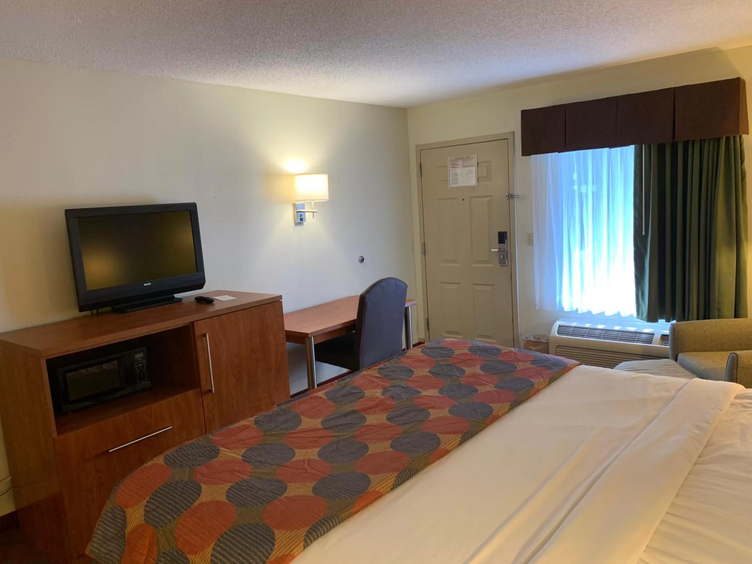 Bed in Baymont by Wyndham Cave City