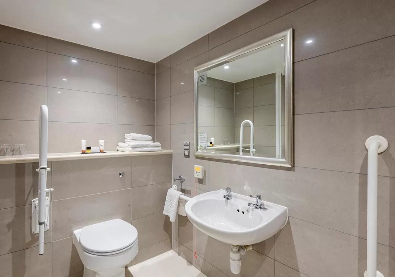 Bathroom in Hogs Back Hotel & Spa Nr Farnham