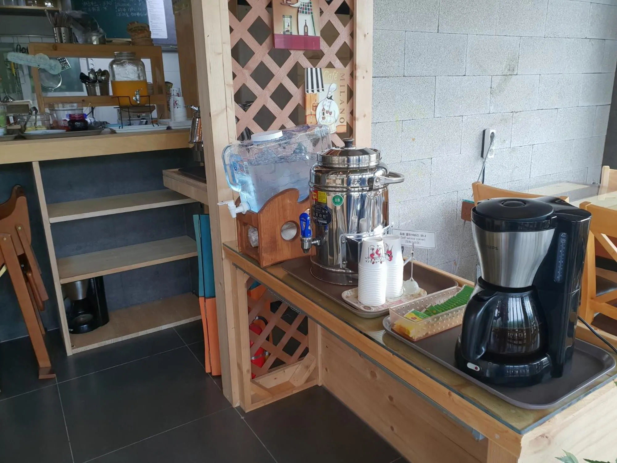 Breakfast in White Cabin