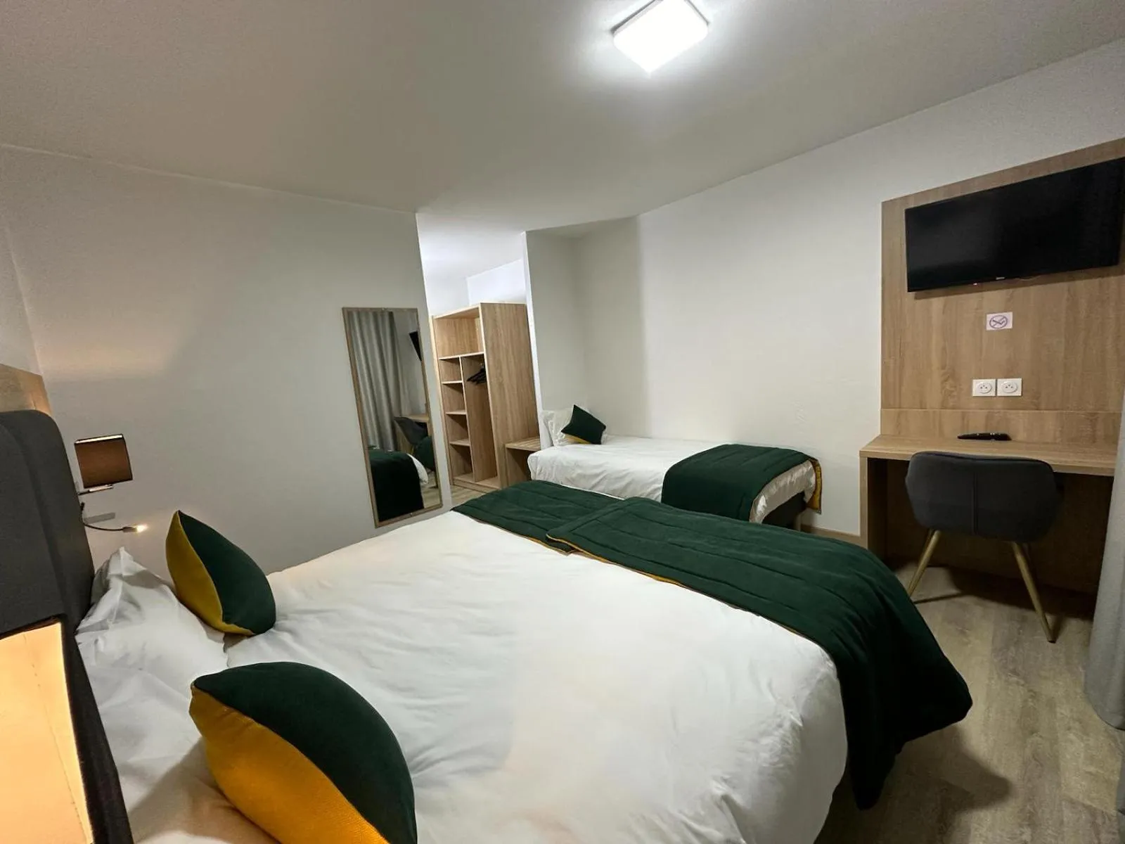 Bed in Hotel Restaurant L'Escale