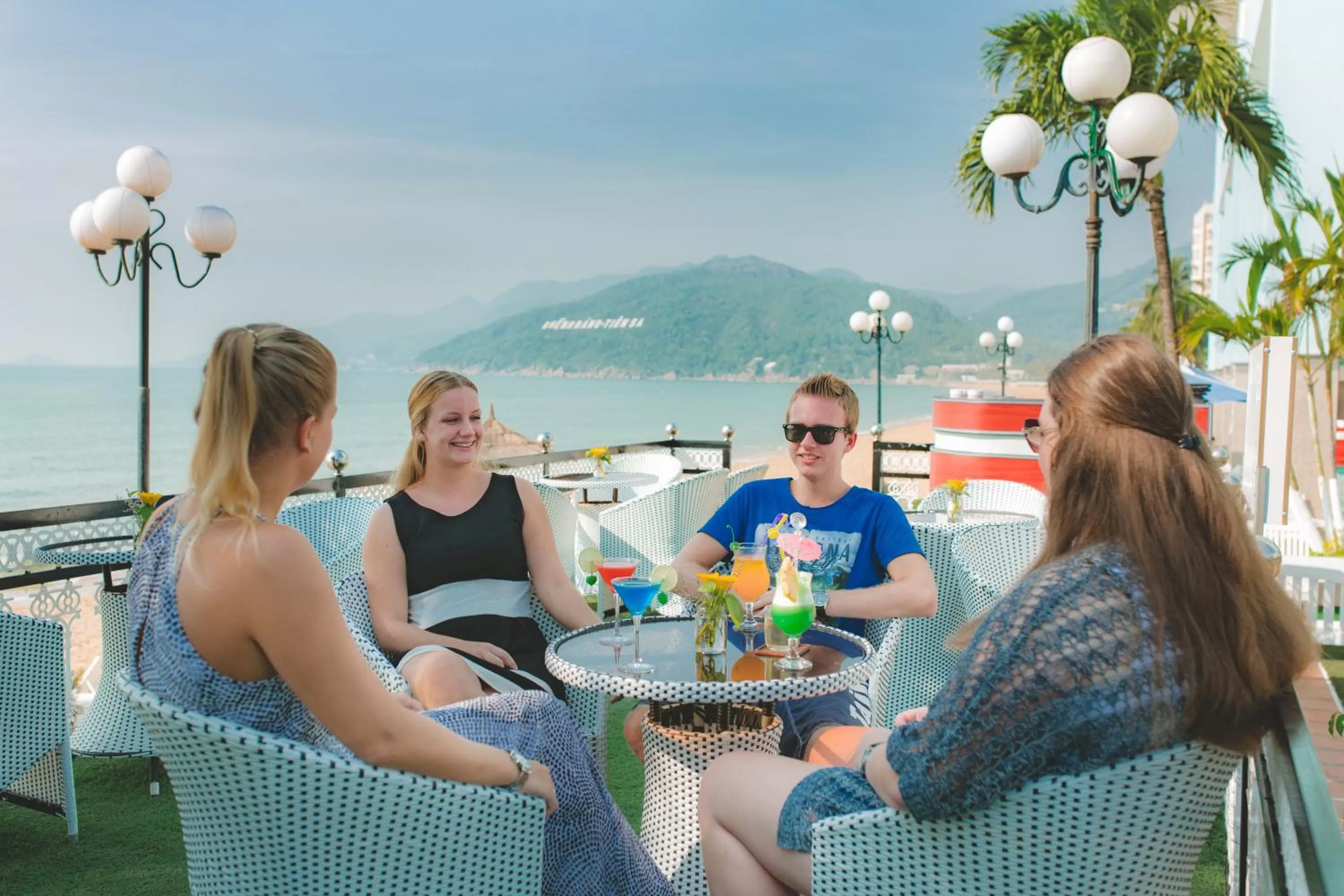 Restaurant/places to eat in Seagull Hotel