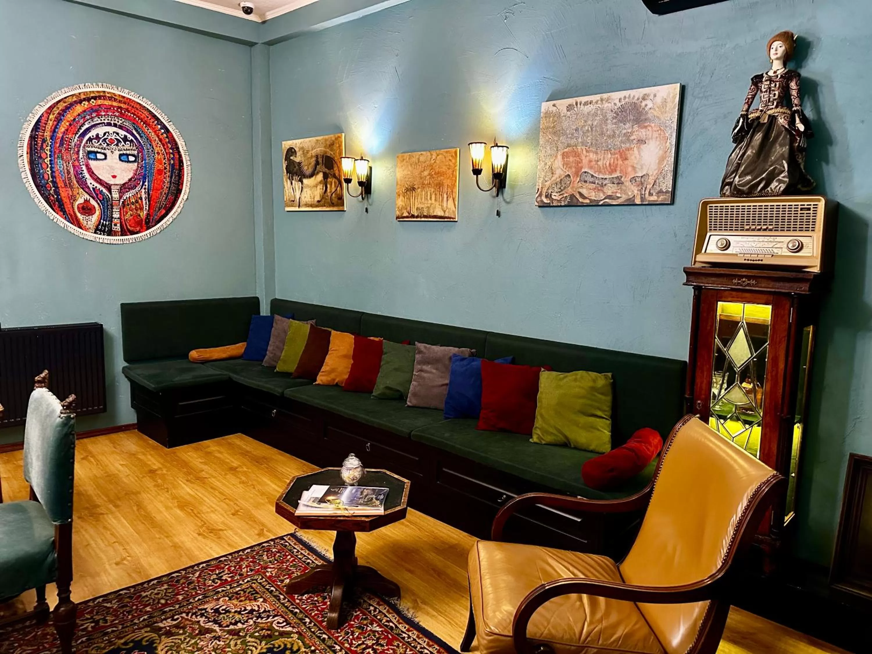 Communal lounge/ TV room, Seating Area in Kindli Hotel