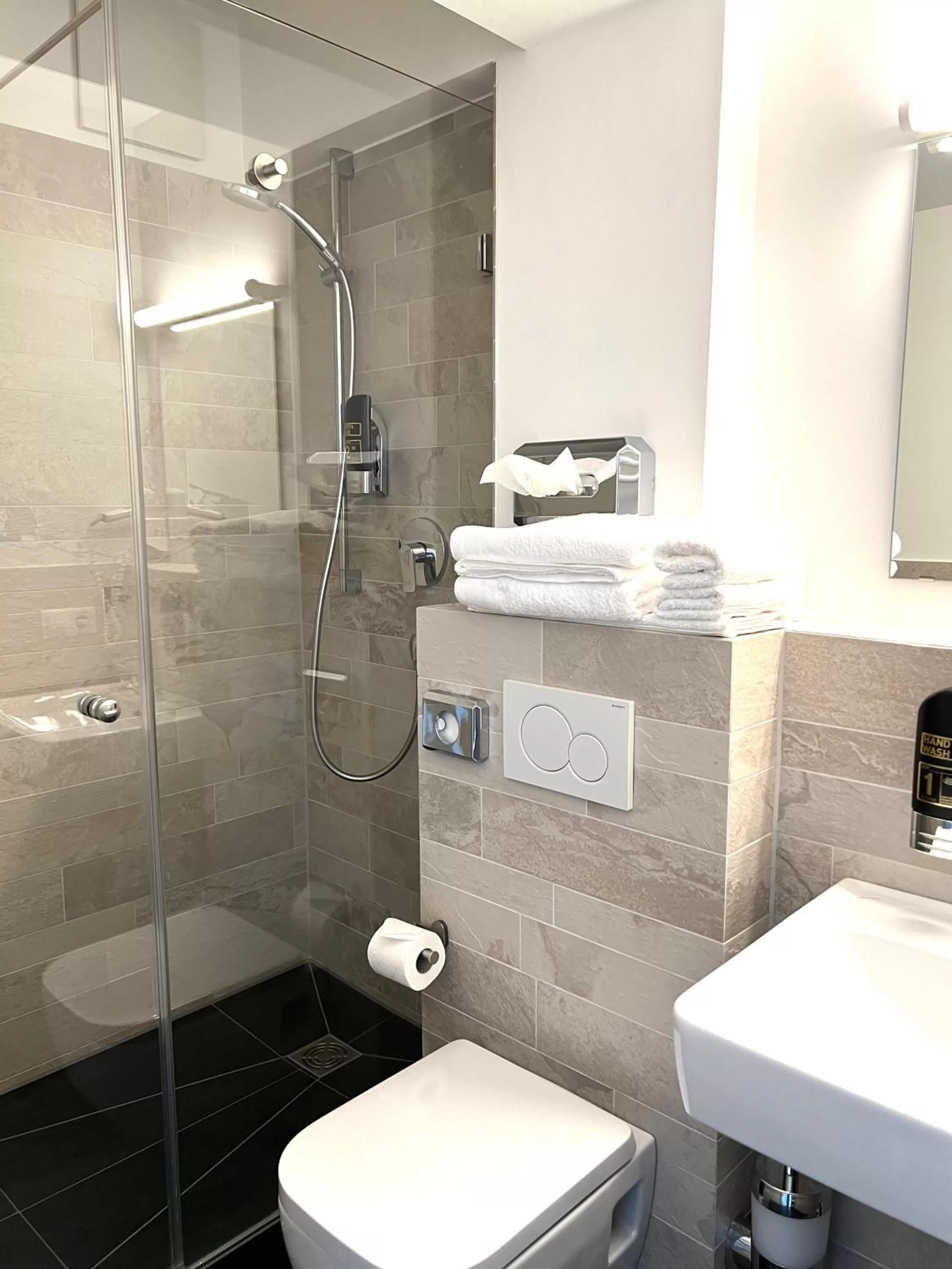 Shower, Bathroom in Hotel 83