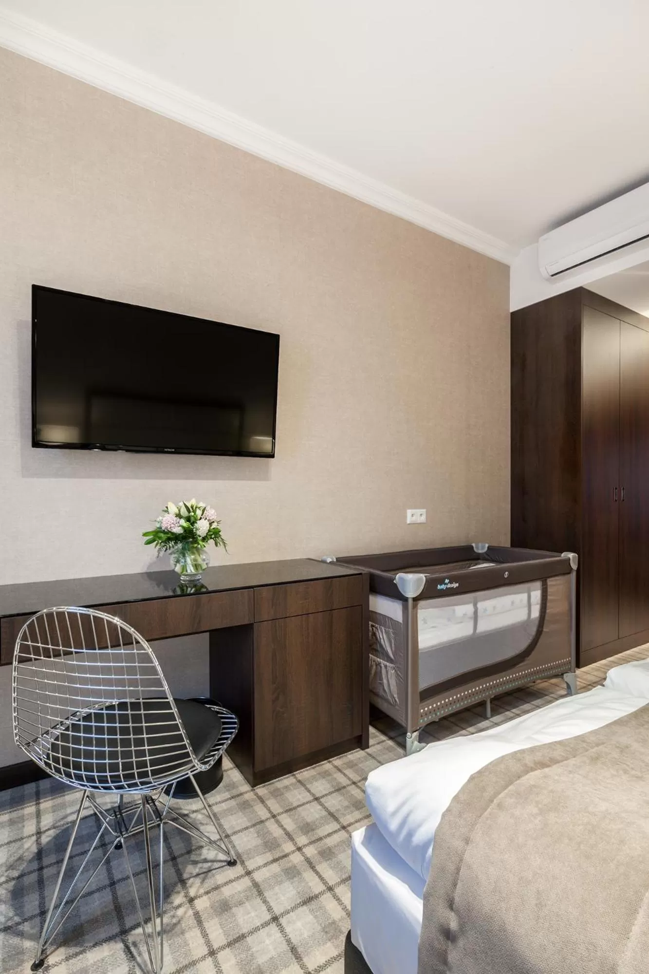 TV/Entertainment Center in Hotel Mansor