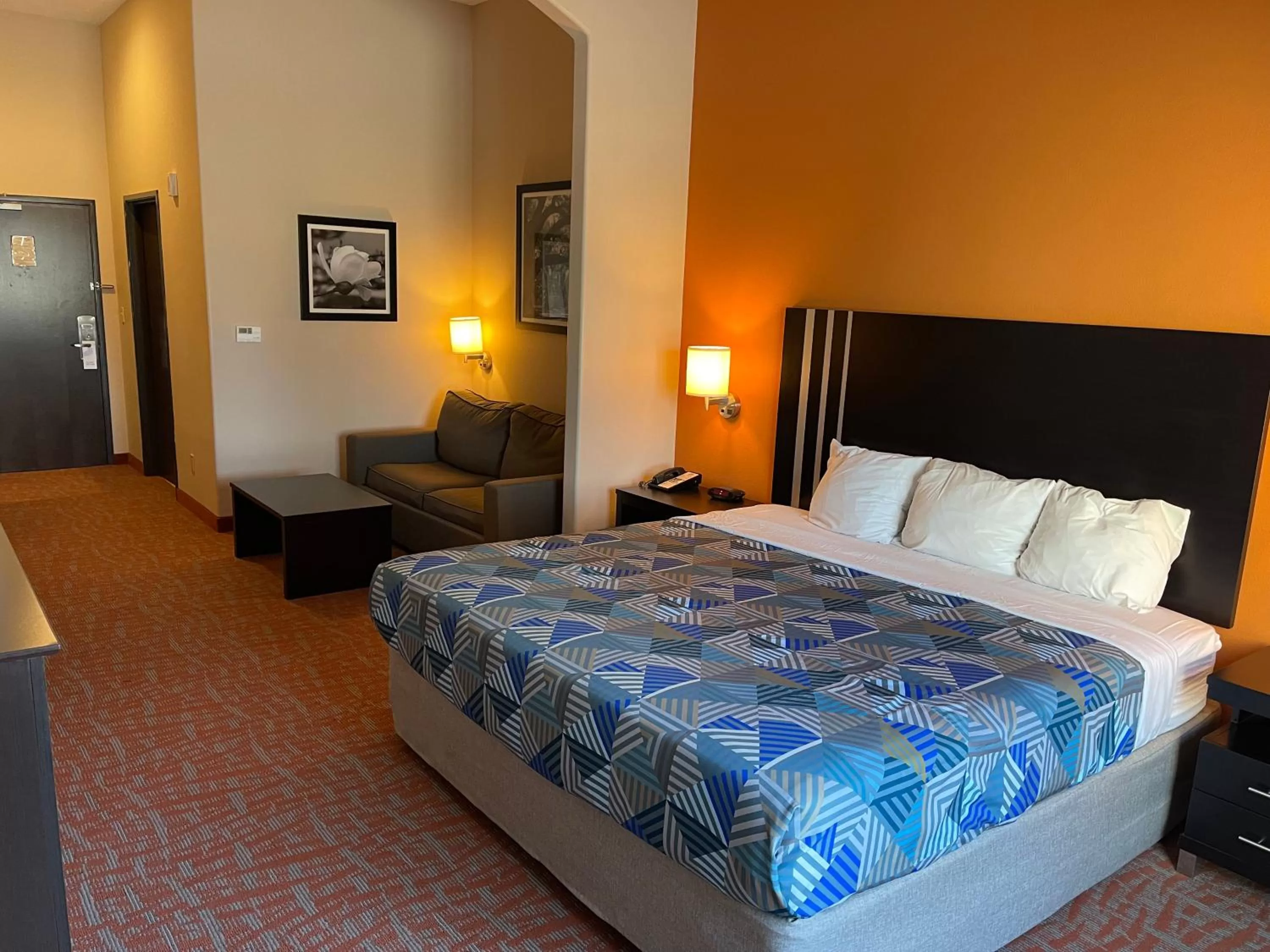 Photo of the whole room, Bed in Super 6 Inn & Suites