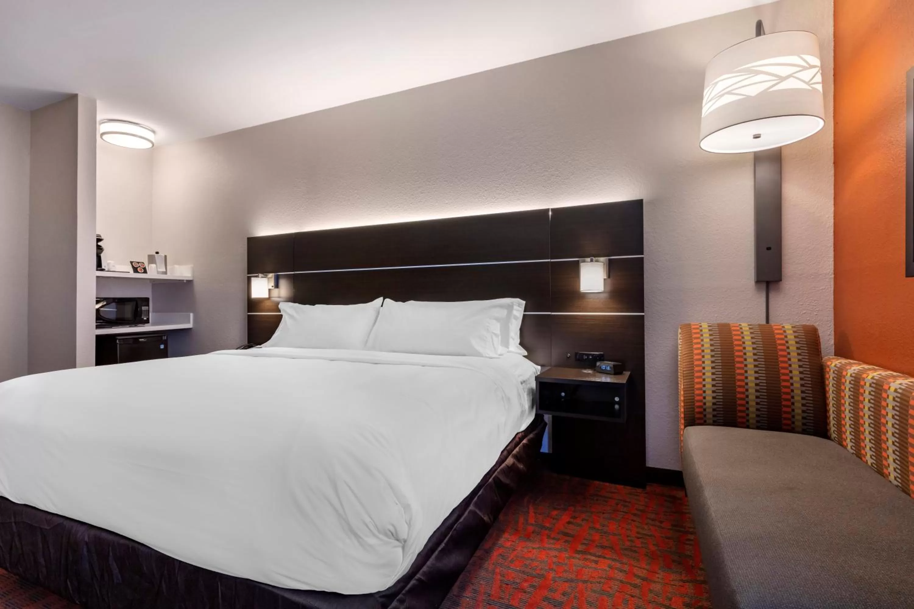 Photo of the whole room, Bed in Holiday Inn Express Metropolis by IHG