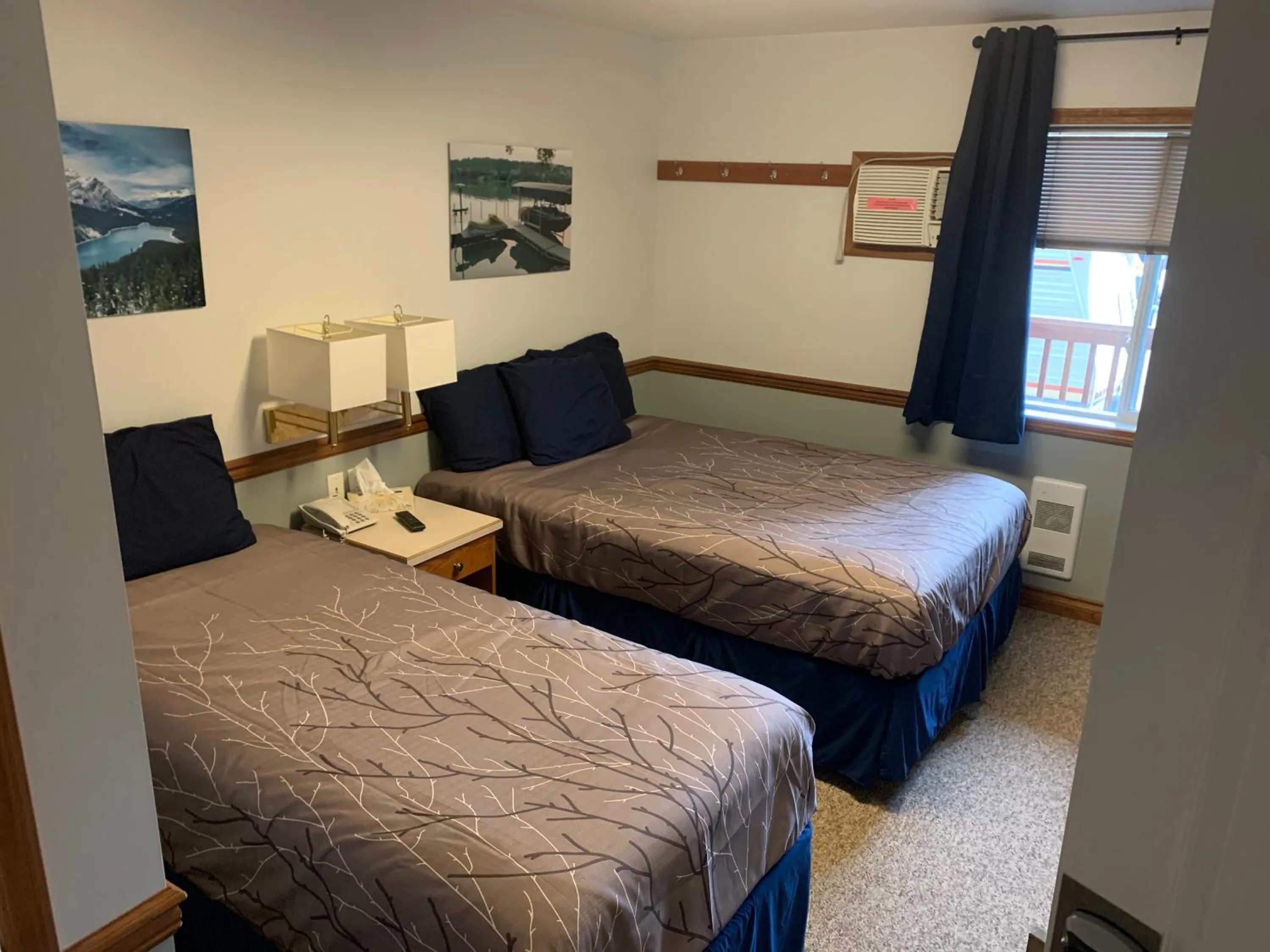 Photo of the whole room, Bed in Peaks Lodge