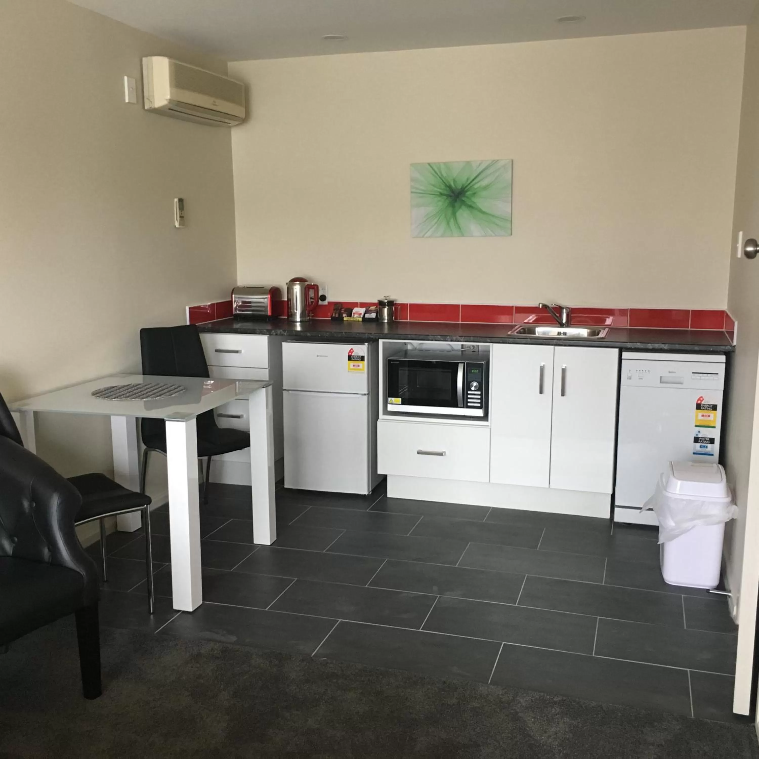 Kitchen or kitchenette in Ascot Oamaru Motel