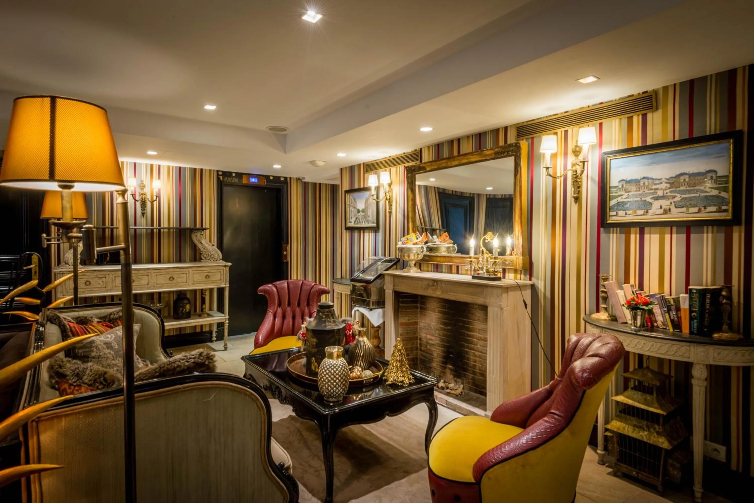 Lounge or bar in Hôtel Chateaubriand