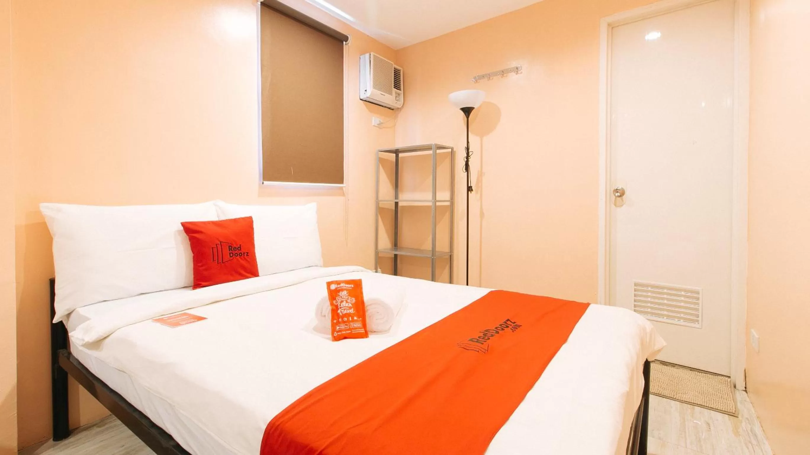 Bedroom, Bed in RedDoorz at Hotel Rosemarie