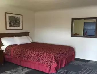 King Room with Roll-in Shower - Mobility Access/Non-Smoking in Travelodge by Wyndham Gallup King Room with Roll-in Shower - Mobility Access/Non-Smoking in Travelodge by Wyndham Gallup