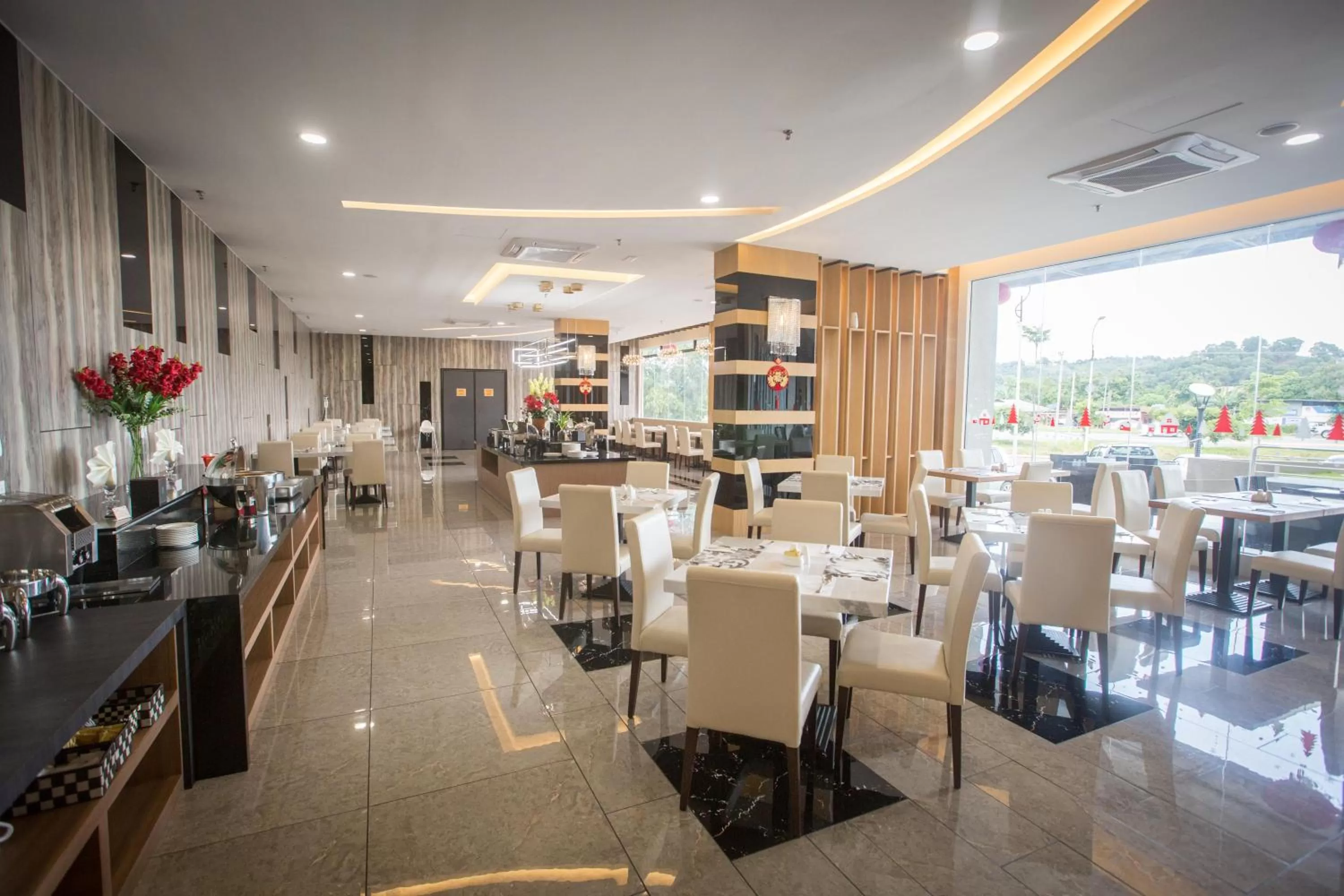 Restaurant/places to eat in Lintas Platinum Hotel