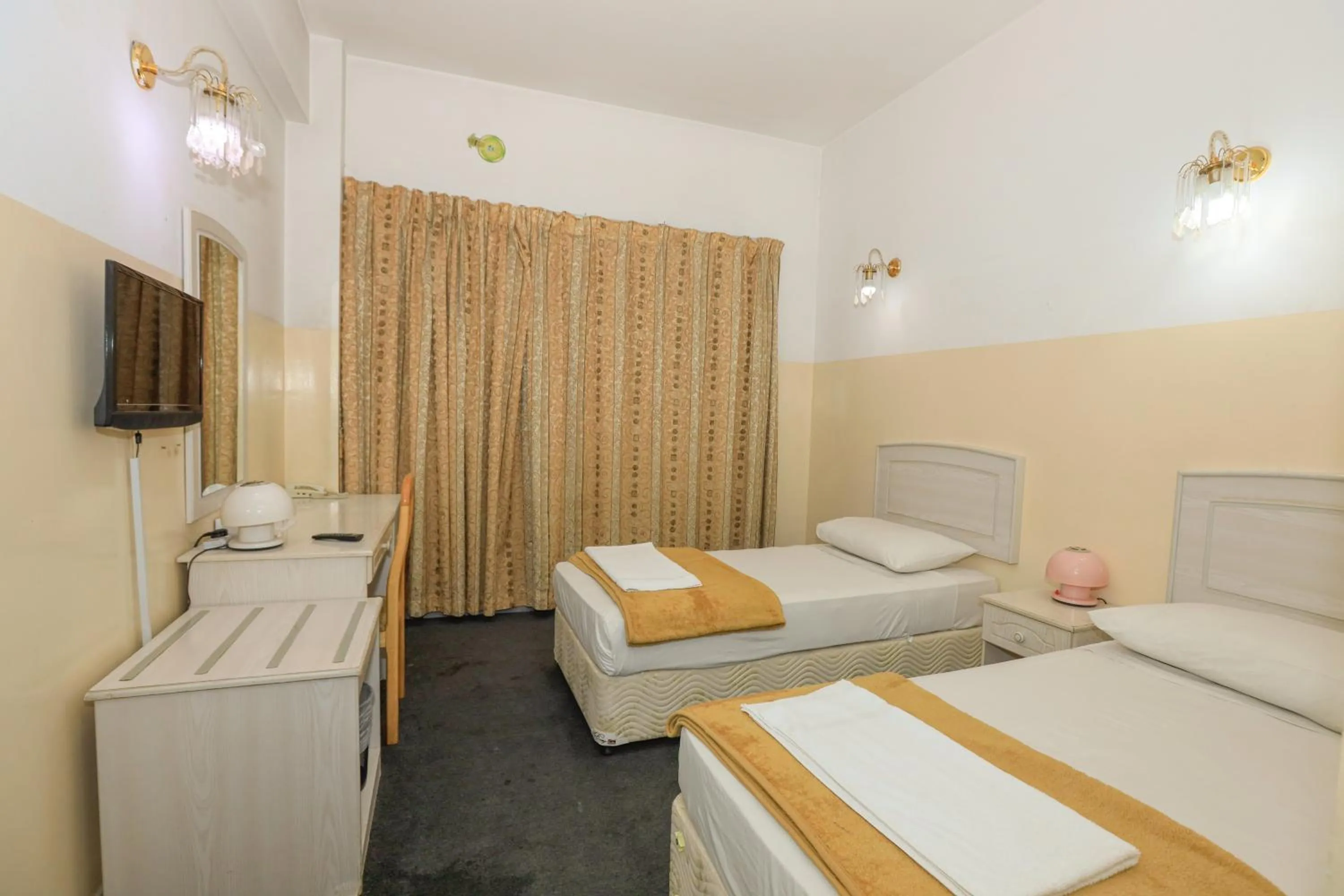 Communal lounge/ TV room in Queens Hotel Next Sabkha Bus Station