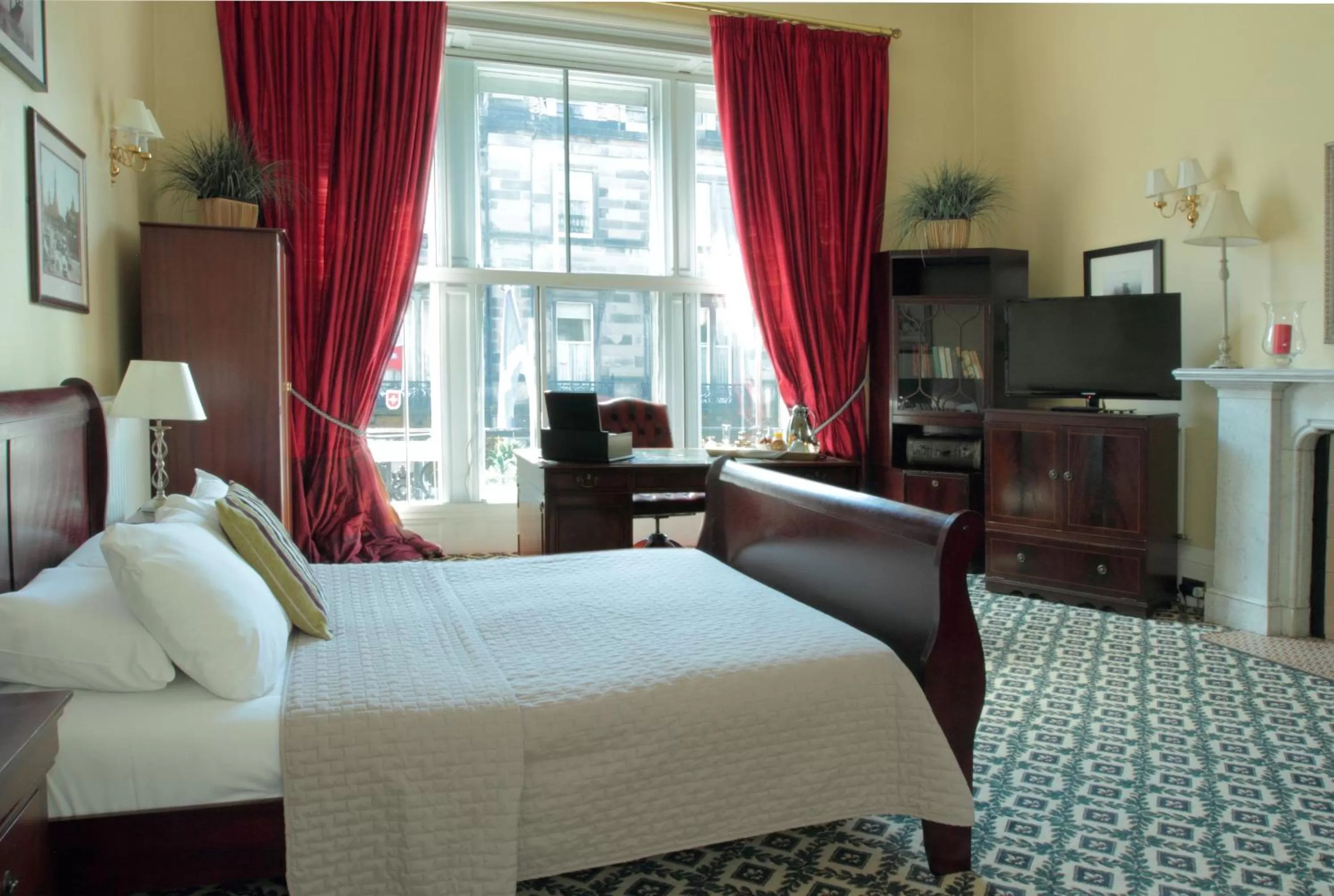 Bed in Thistle Hotel