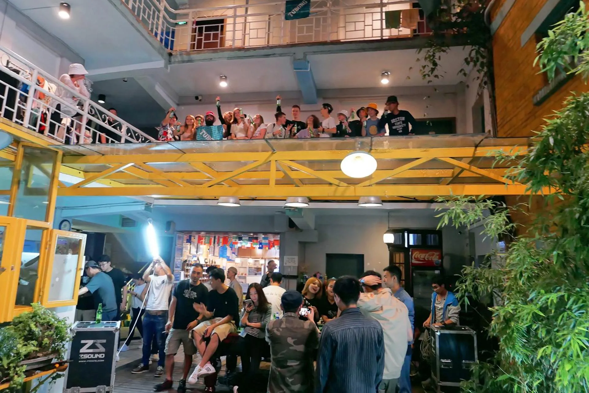 People in The Cloudland International Youth Hostel Close to the city center,15 min walks to the subway, Close to the night market, old street, green lake, English-speaking service, free Activity convenient payment and visa cards are accepted