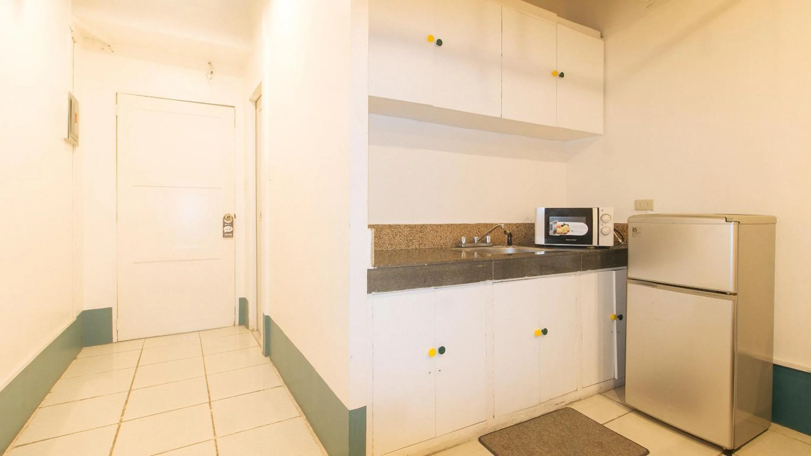 Kitchen or kitchenette in RedDoorz at Crowne One Condo