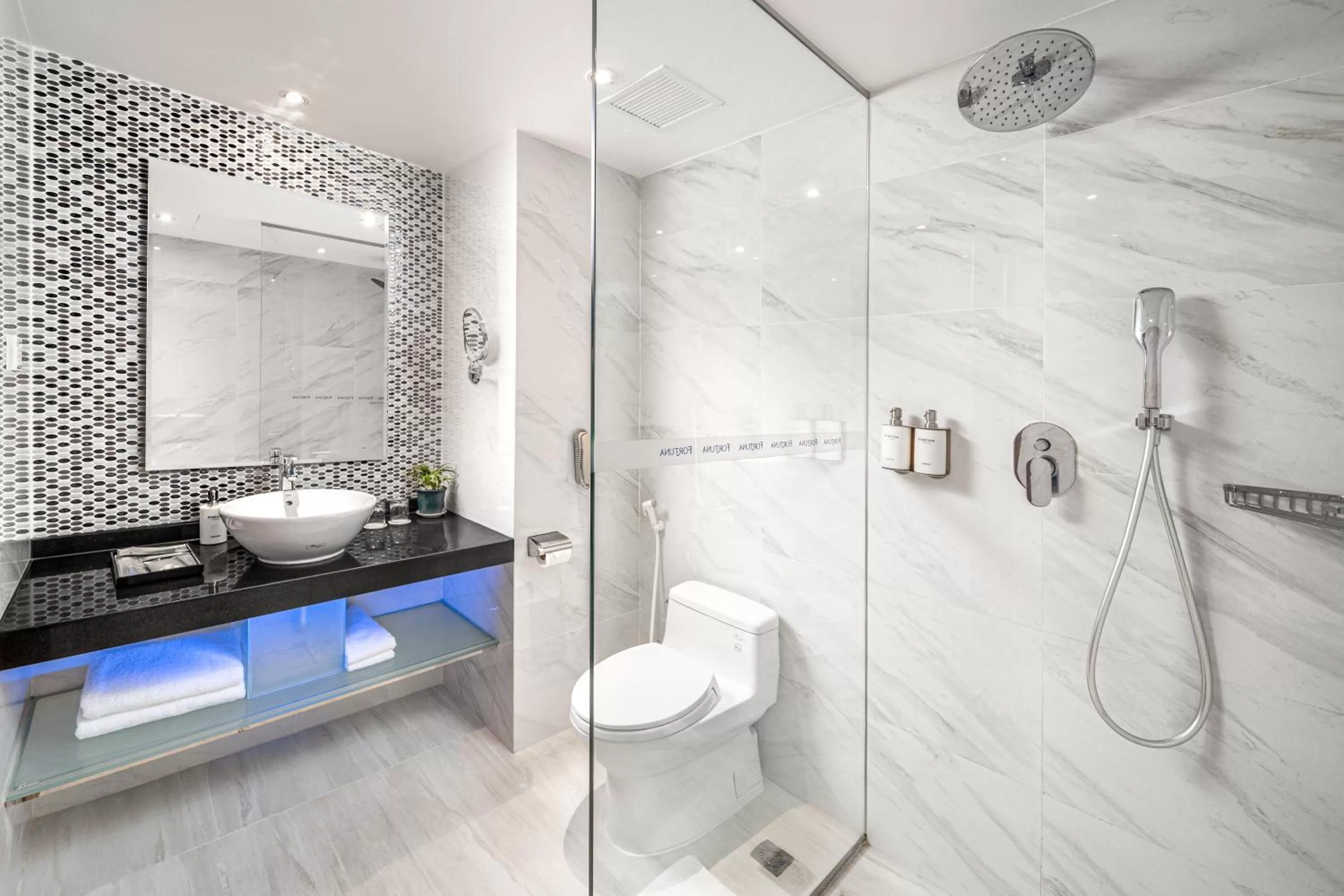 Bathroom in Fortuna Hotel Hanoi