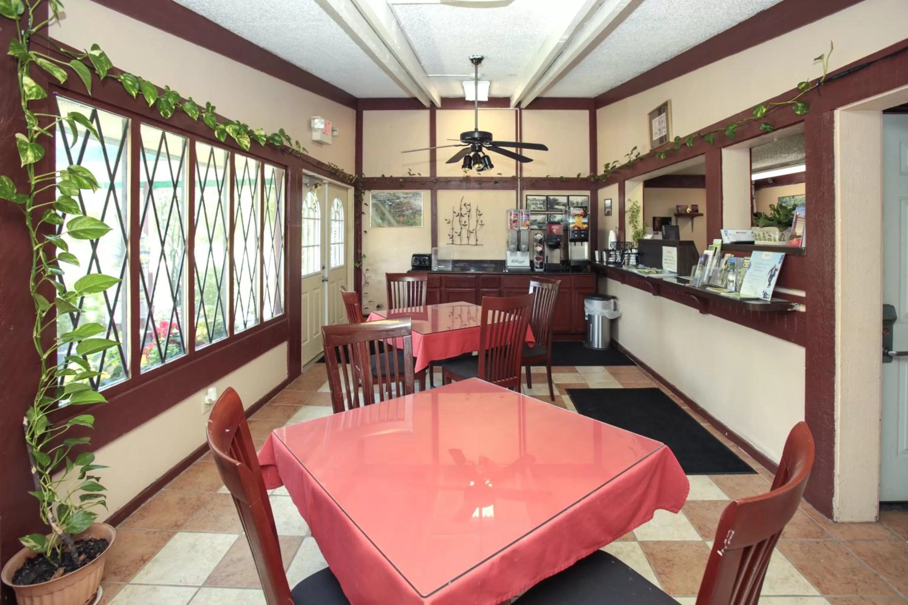 Dining area in Knights Inn - Battle Creek