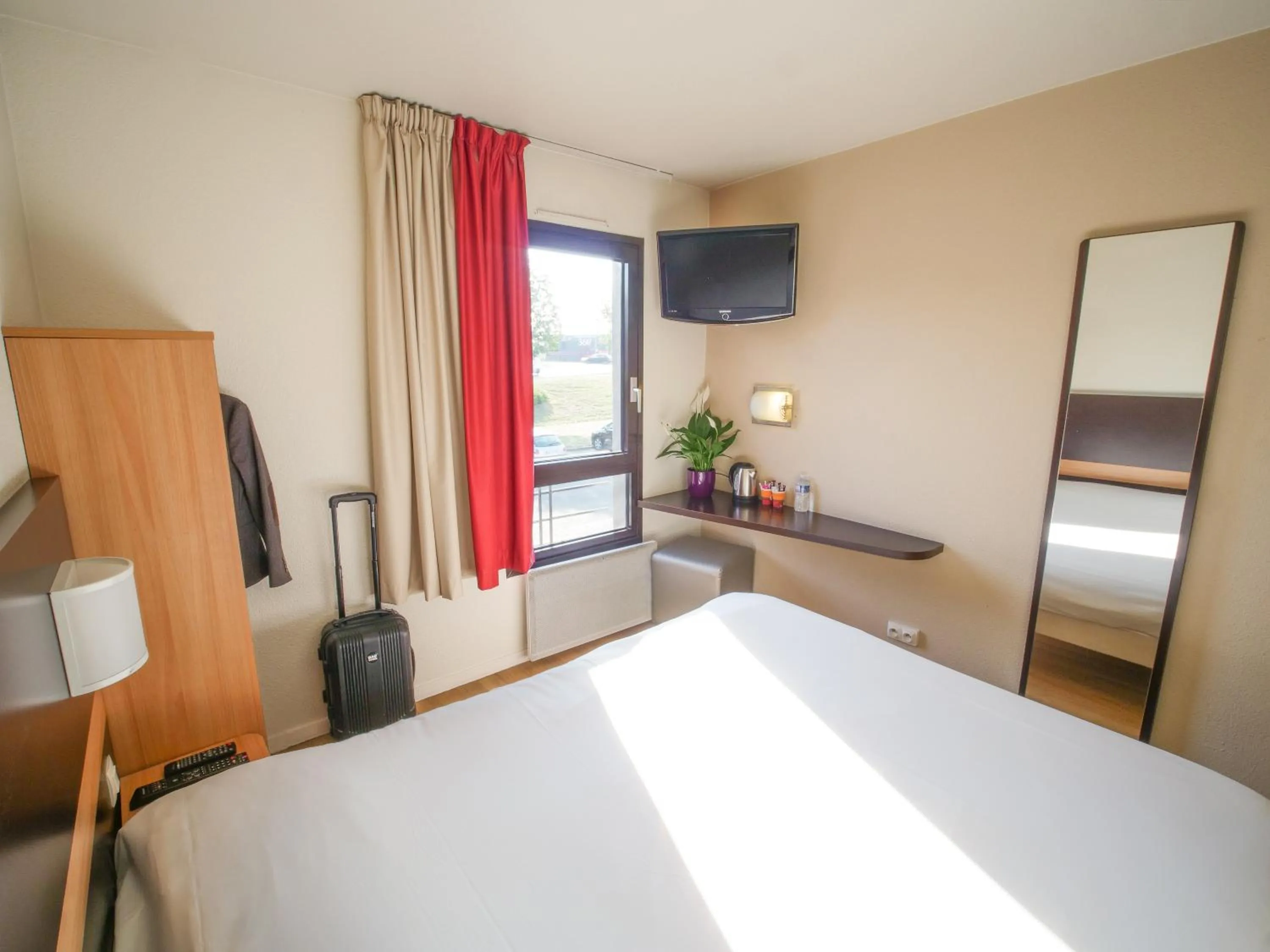 TV and multimedia, Bed in Hôtel Inn Design Resto Novo Chartres