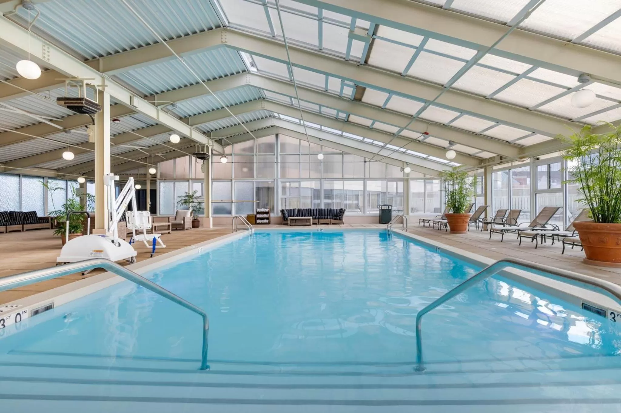 Swimming pool in Omni Richmond Hotel