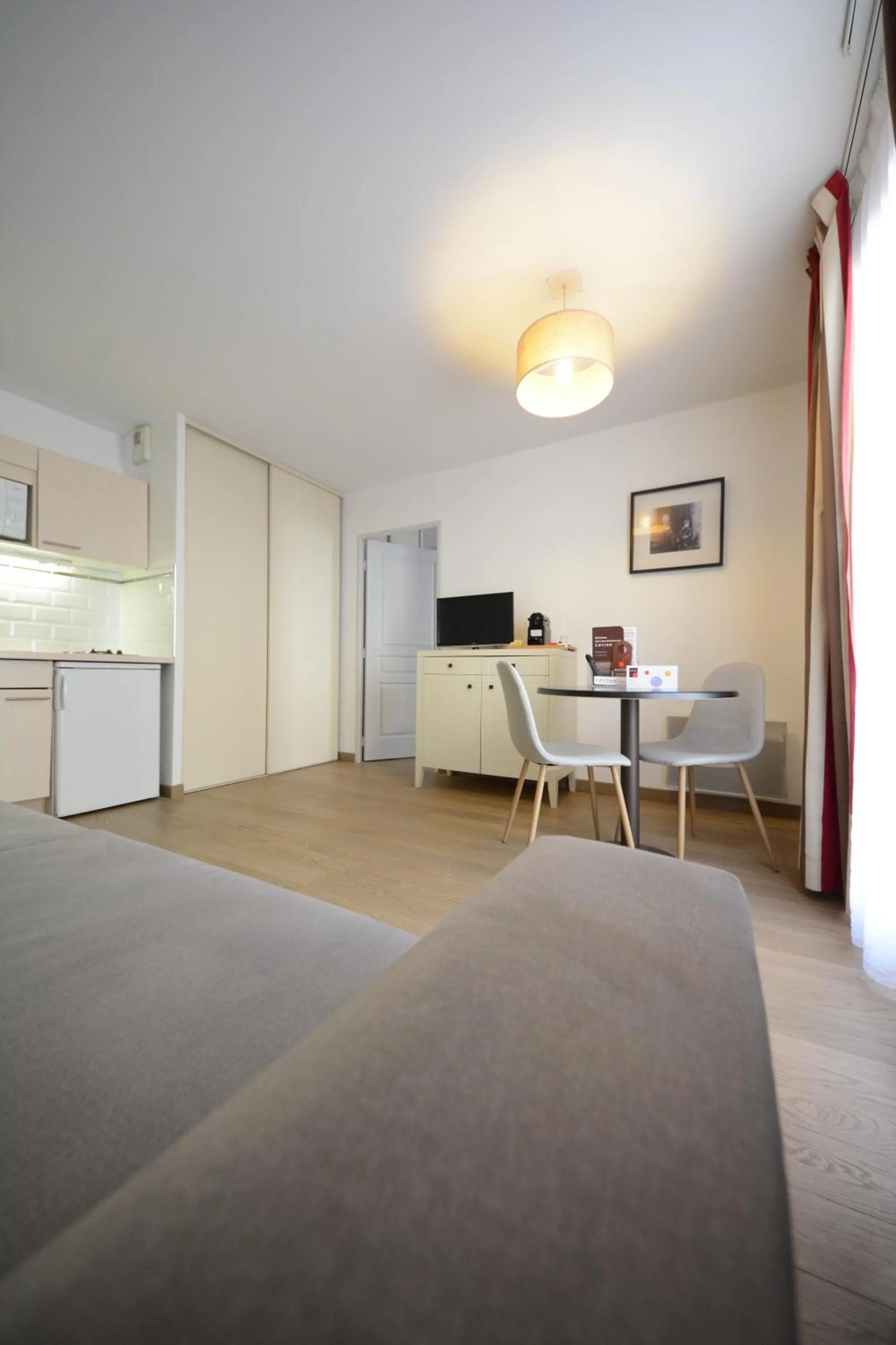 Kitchen or kitchenette, Bed in Hotel Cerise Chatou