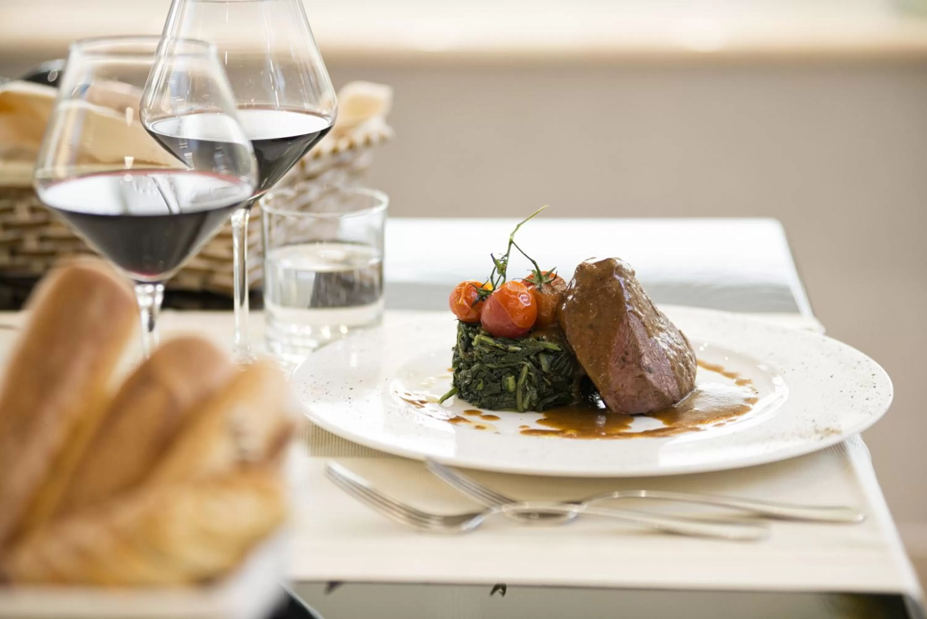 Restaurant/places to eat in Simon Hotel