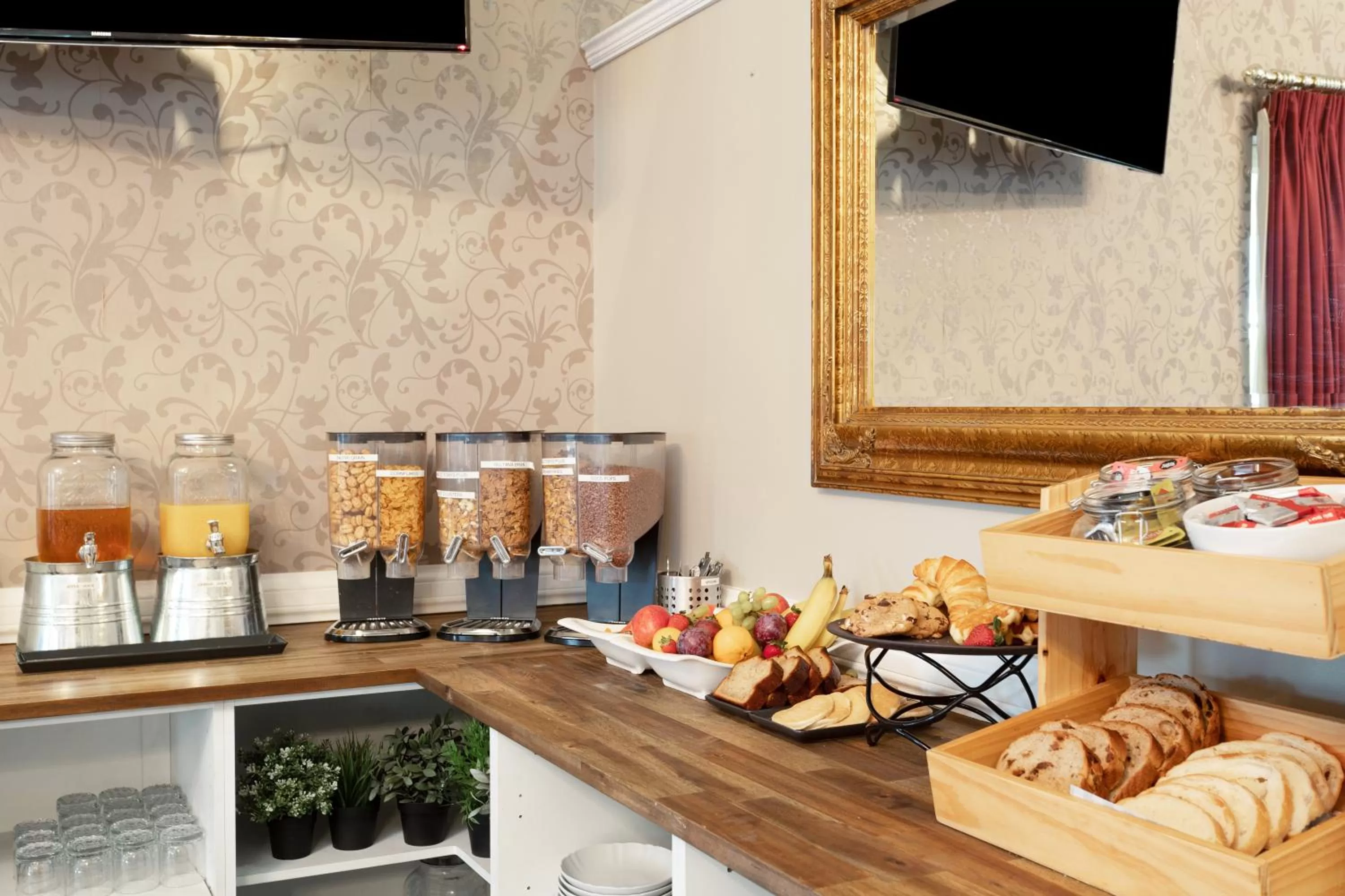 Continental breakfast in Coopers Colonial Motel