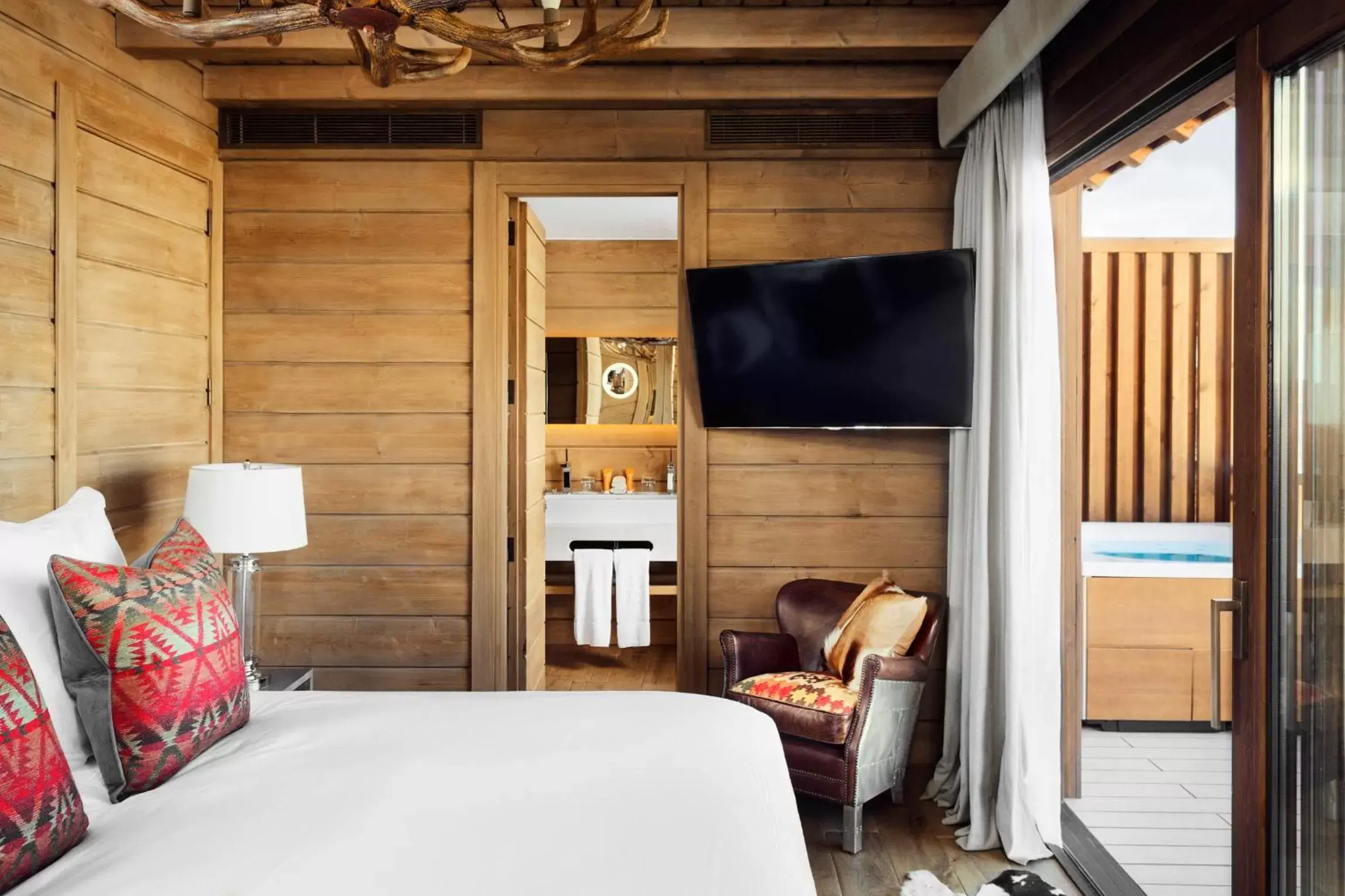 Junior Suite with Mountain View in El Lodge, Ski & Spa Junior Suite with Mountain View in El Lodge, Ski & Spa