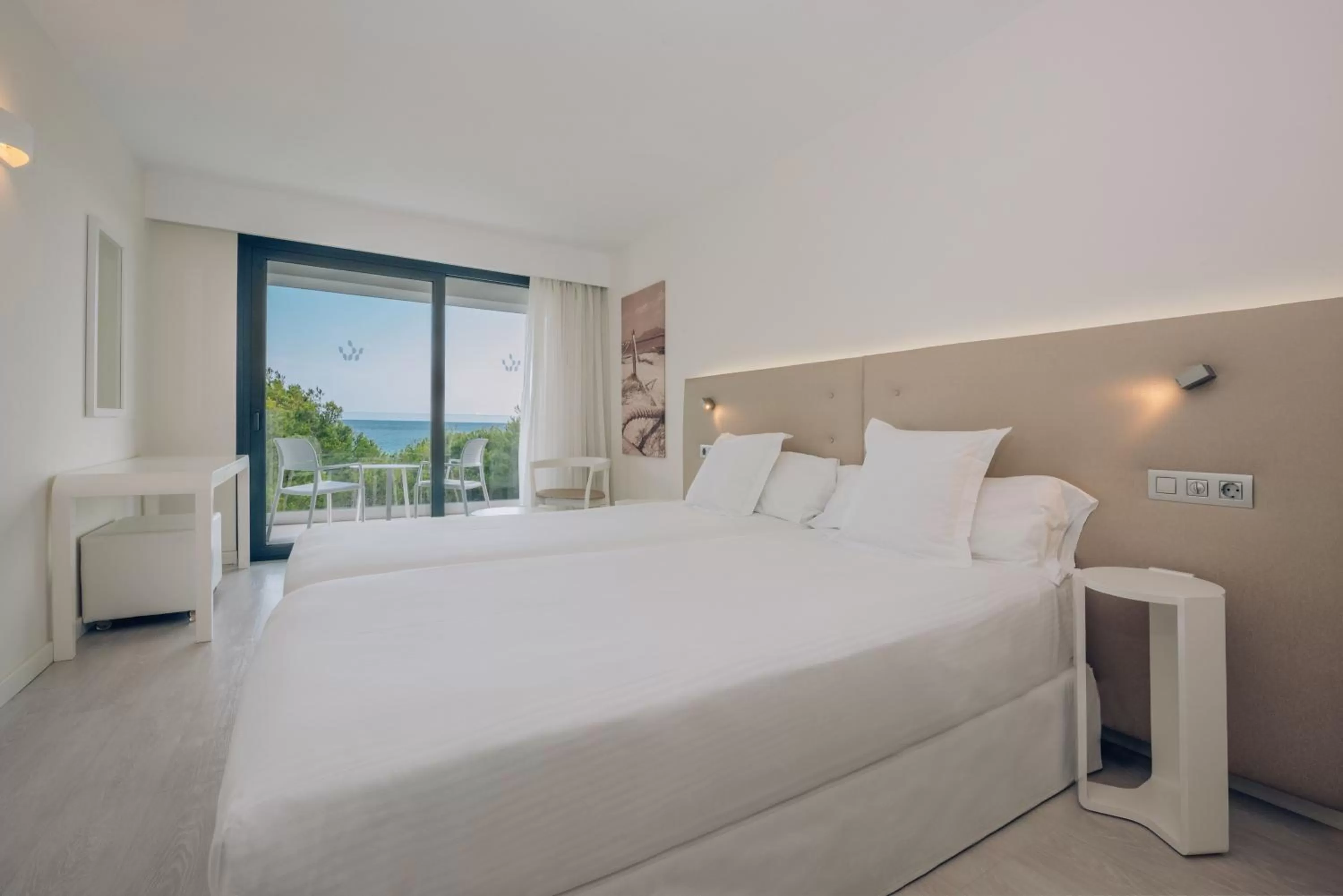Bedroom, Bed in Iberostar Waves Cala Millor - Adults Only
