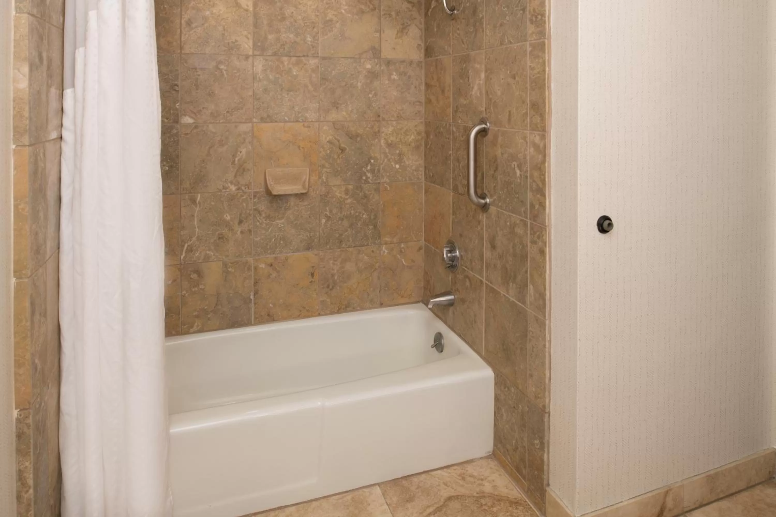 Bath in Holiday Inn Portland - Columbia Riverfront by IHG