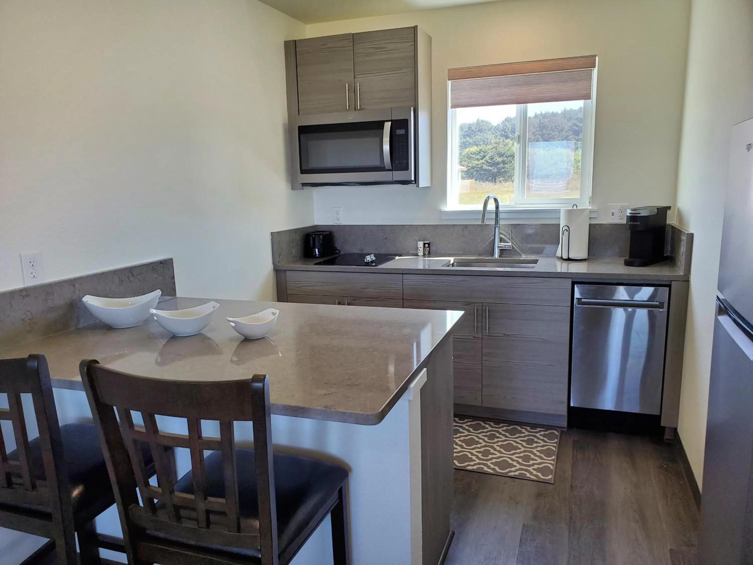 Kitchen or kitchenette in Moonstone Beach Motel