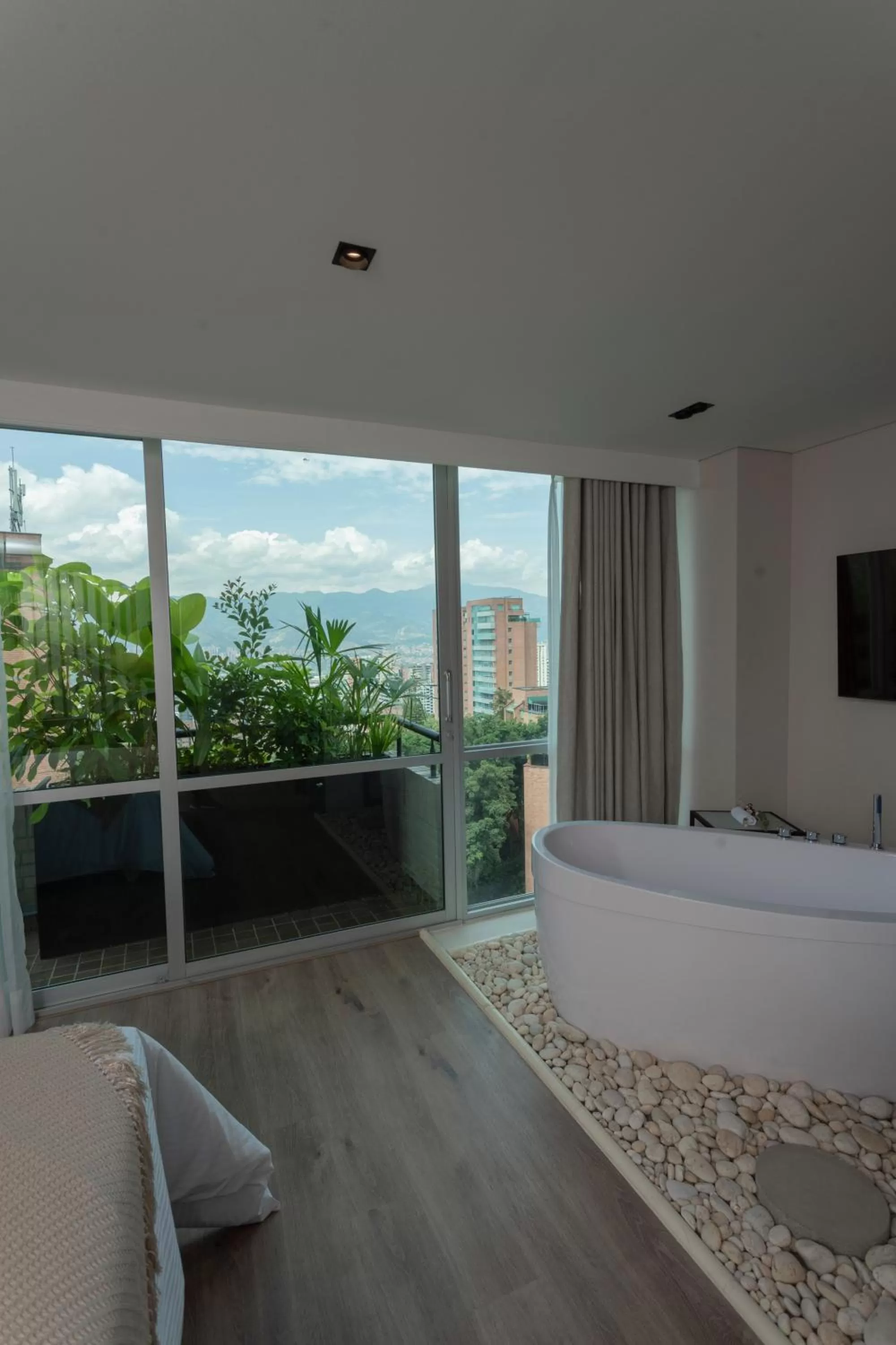 Bath, Bed in 1616 Hotel