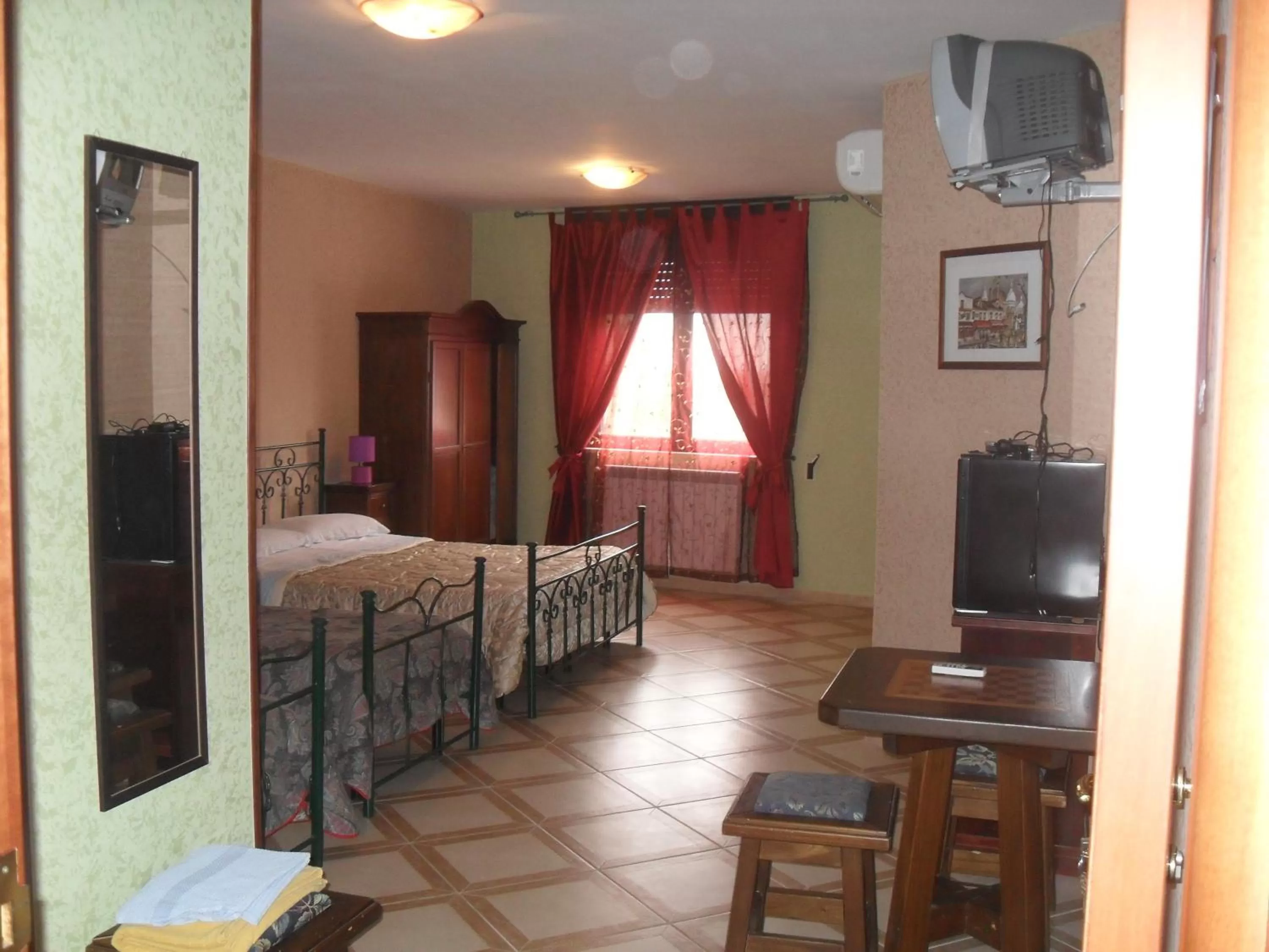 TV/Entertainment Center in Mamma Assunta