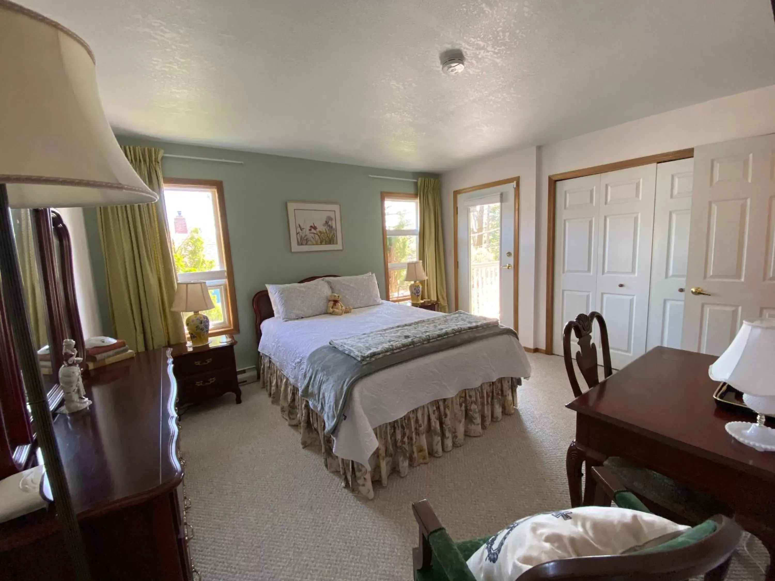 Superior Queen Room - single occupancy in Crown House B&B Superior Queen Room - single occupancy in Crown House B&B