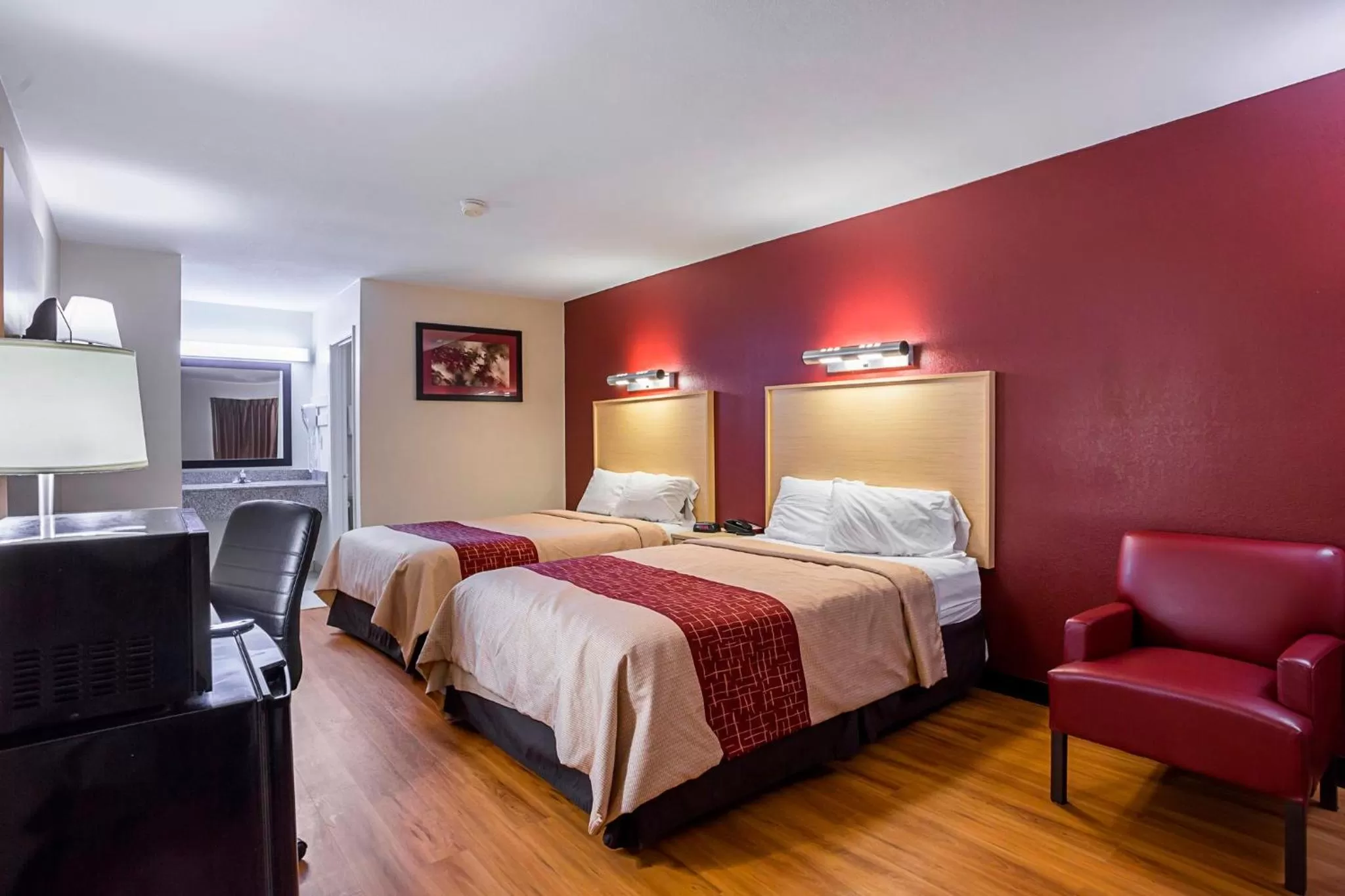 Photo of the whole room, Bed in Red Roof Inn West Memphis, AR