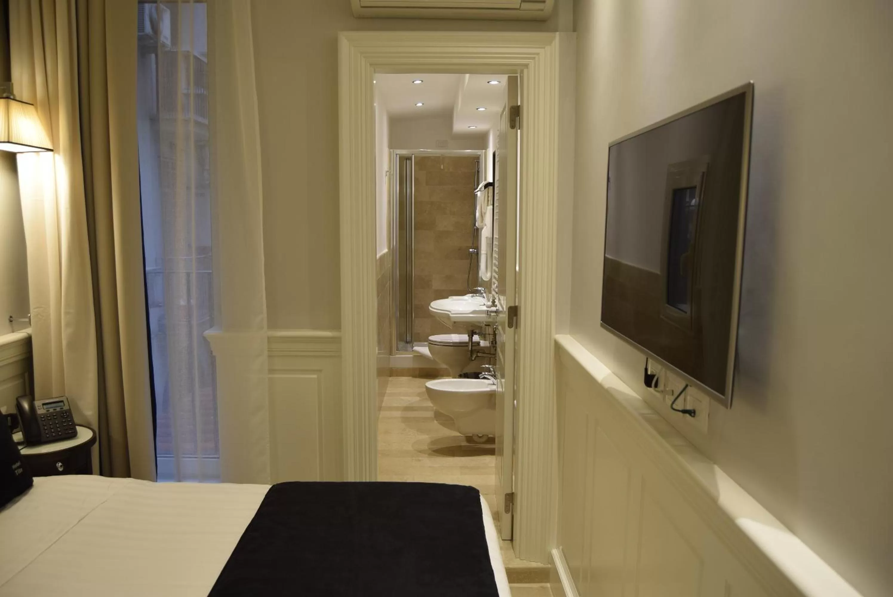 Bathroom, Bed in Hotel Tito