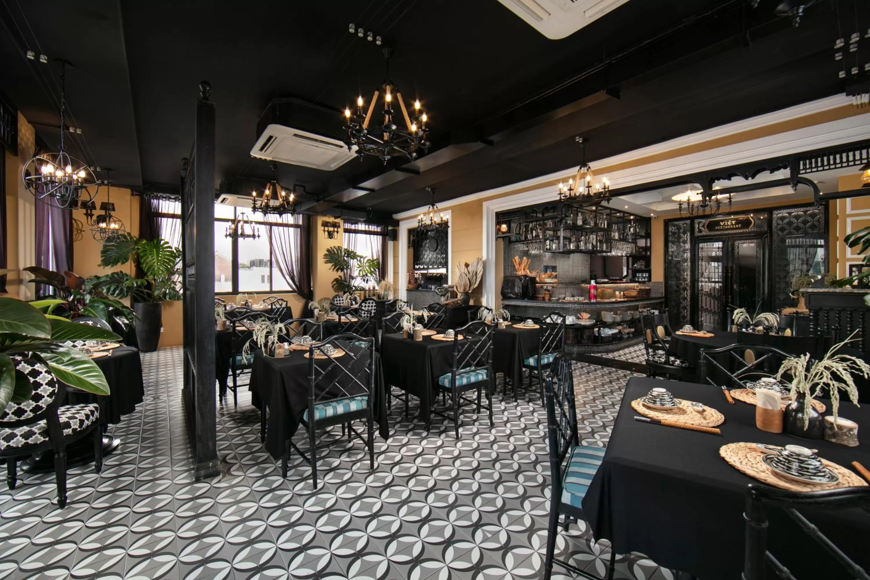 Restaurant/places to eat in JM Marvel Hotel & Spa