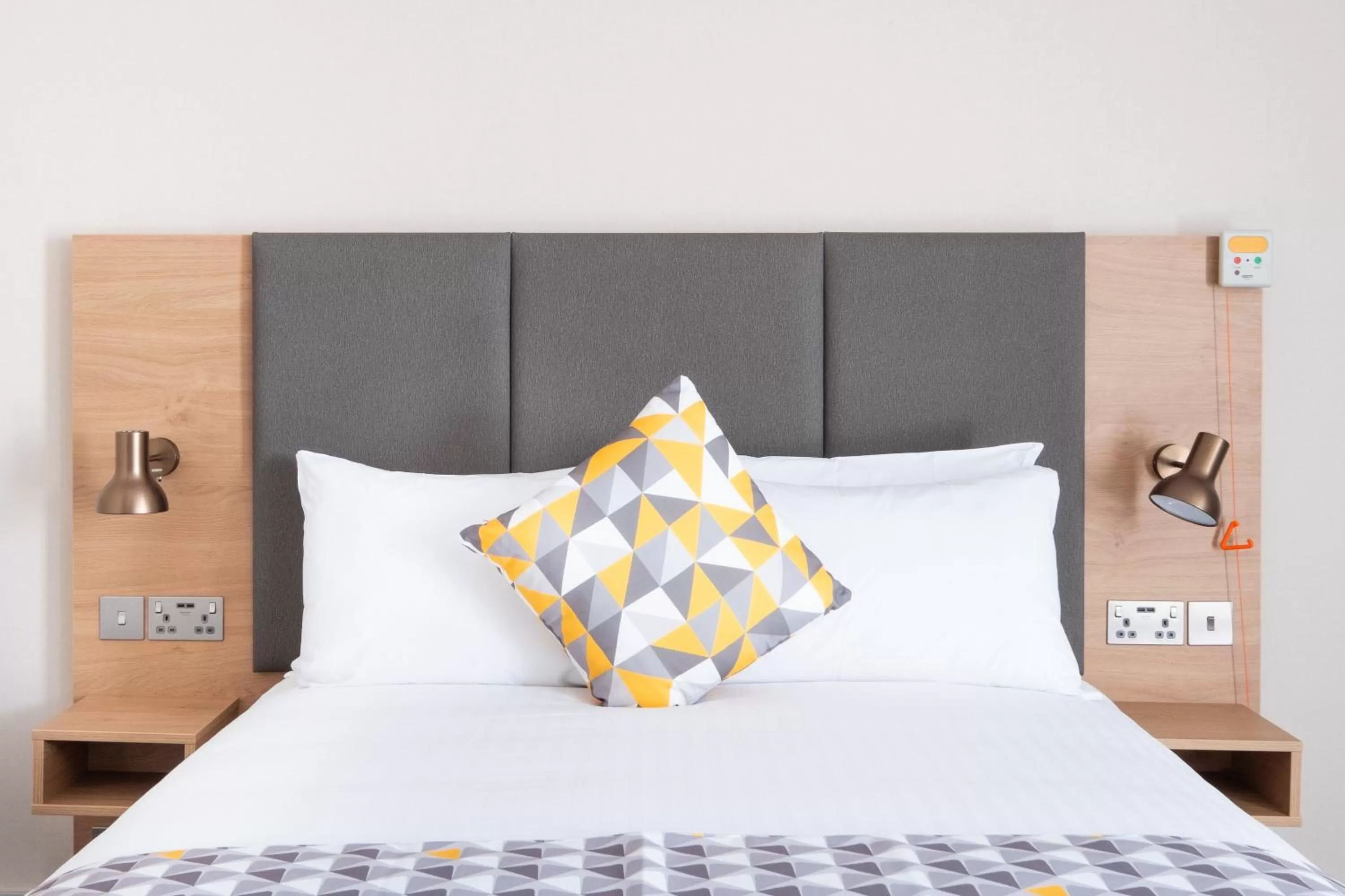 Bed in Holiday Inn Leicester City by IHG