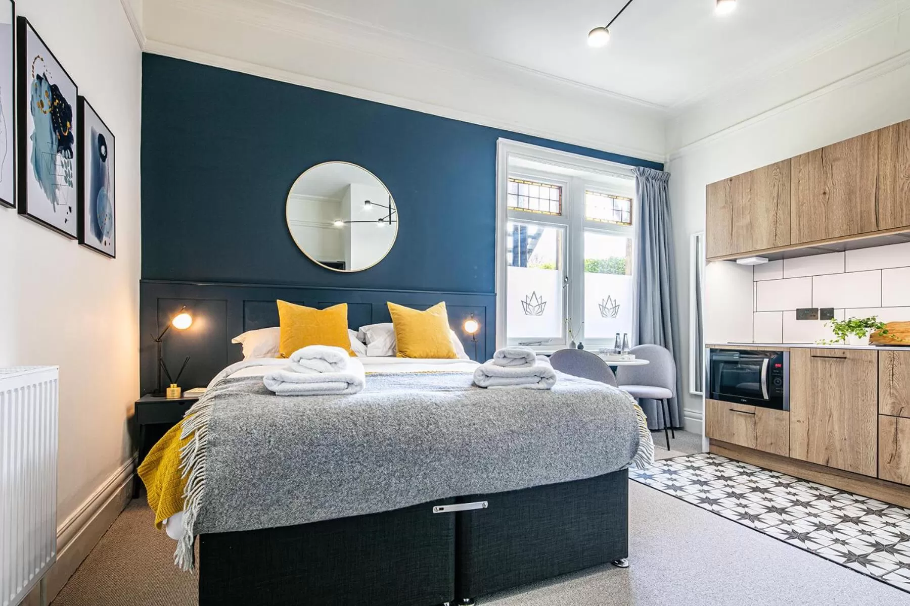 Kitchen or kitchenette, Bed in The Belmont - Harrogate Stays